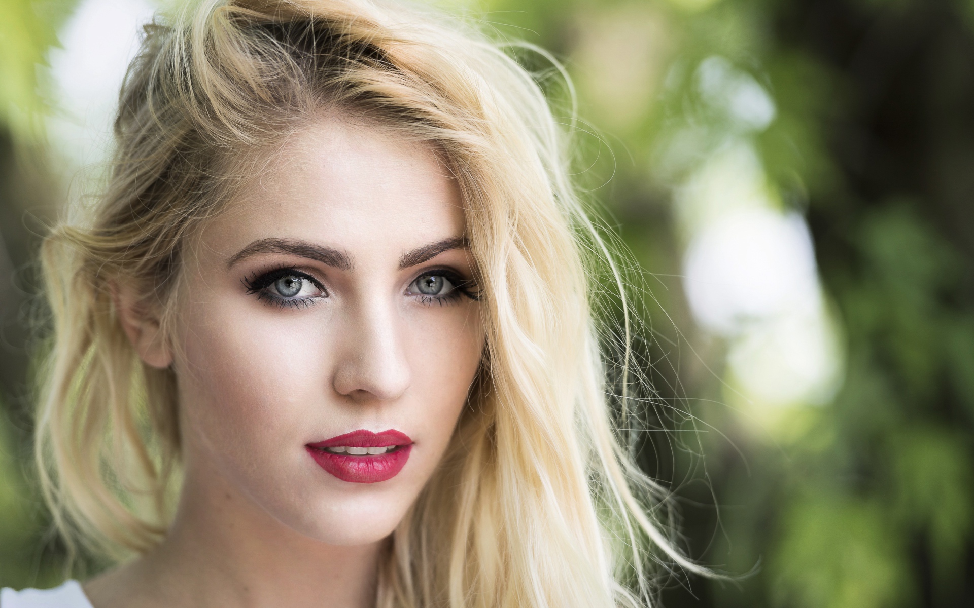 Красивая голубоглазая блондинка с красными губами 