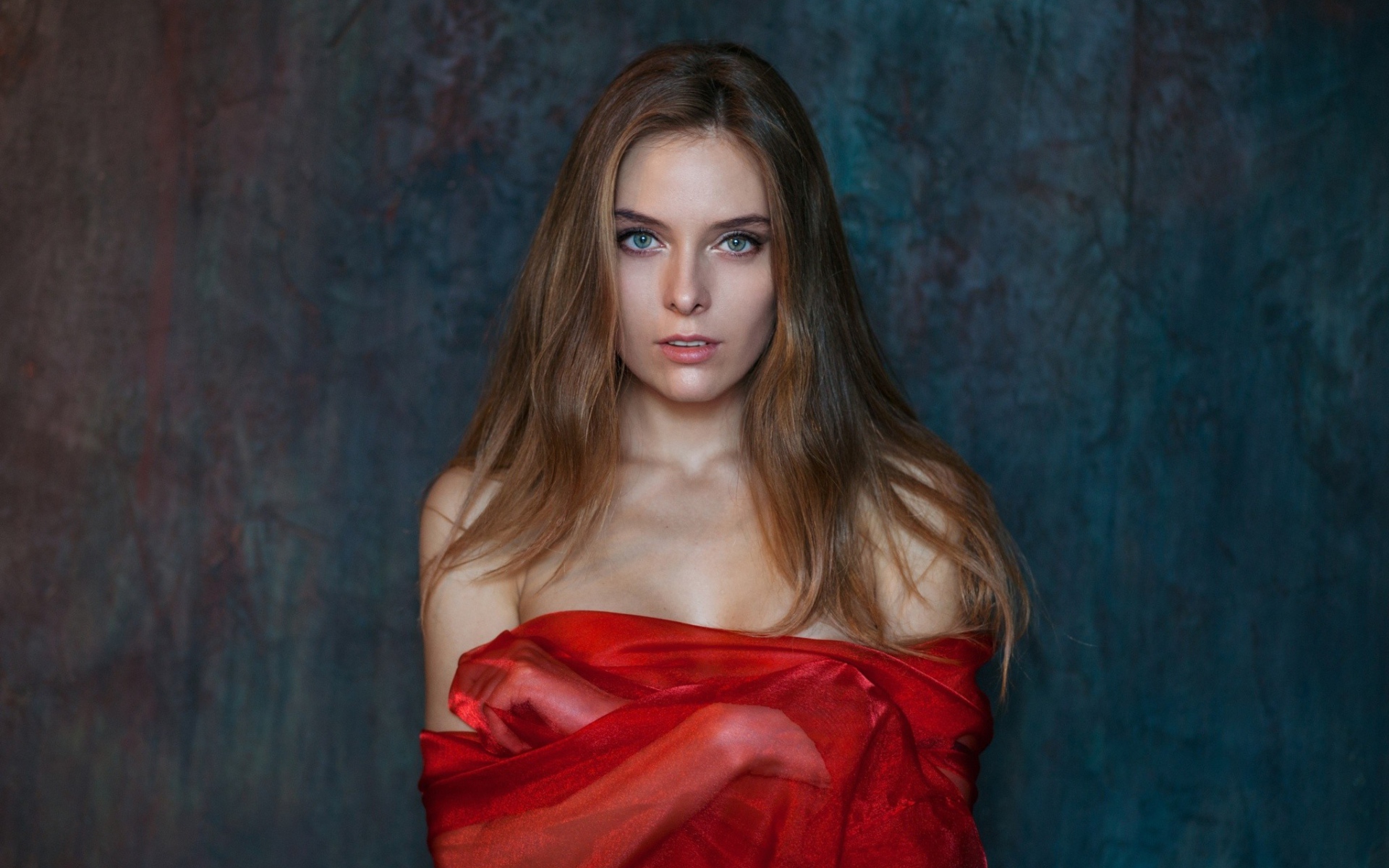 Красивая девушка брюнетка в красном платье 