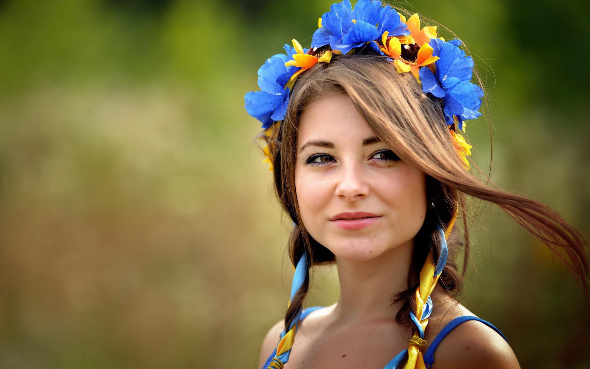 Красивая девушка брюнетка с венком на голове 