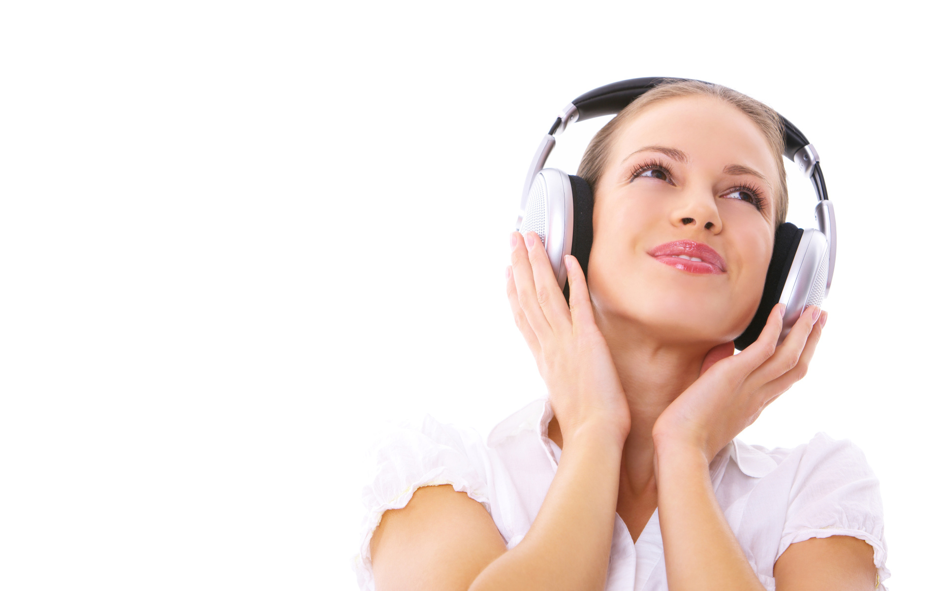 Красивая девушка в больших наушниках 