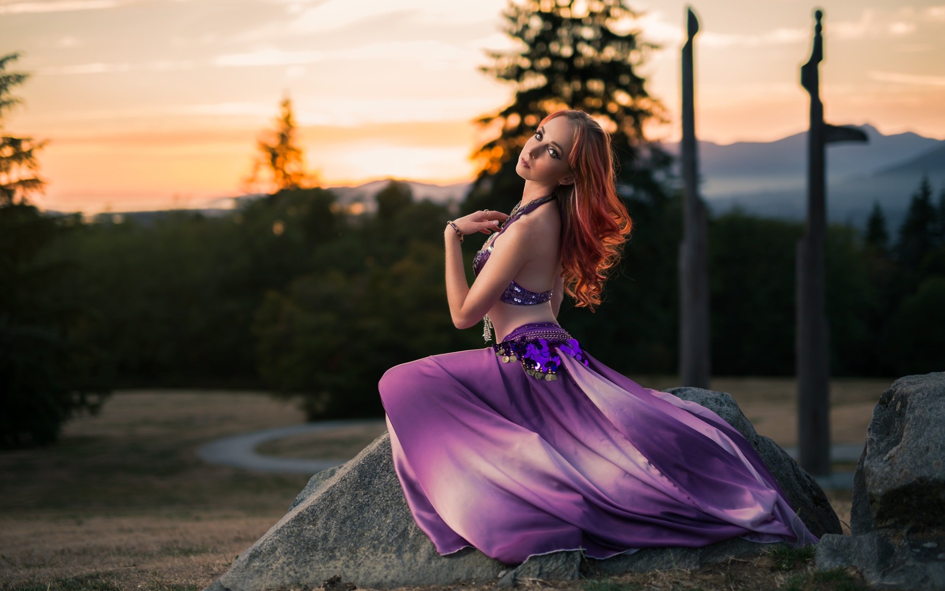 Красивая девушка в фиолетовом восточном наряде 