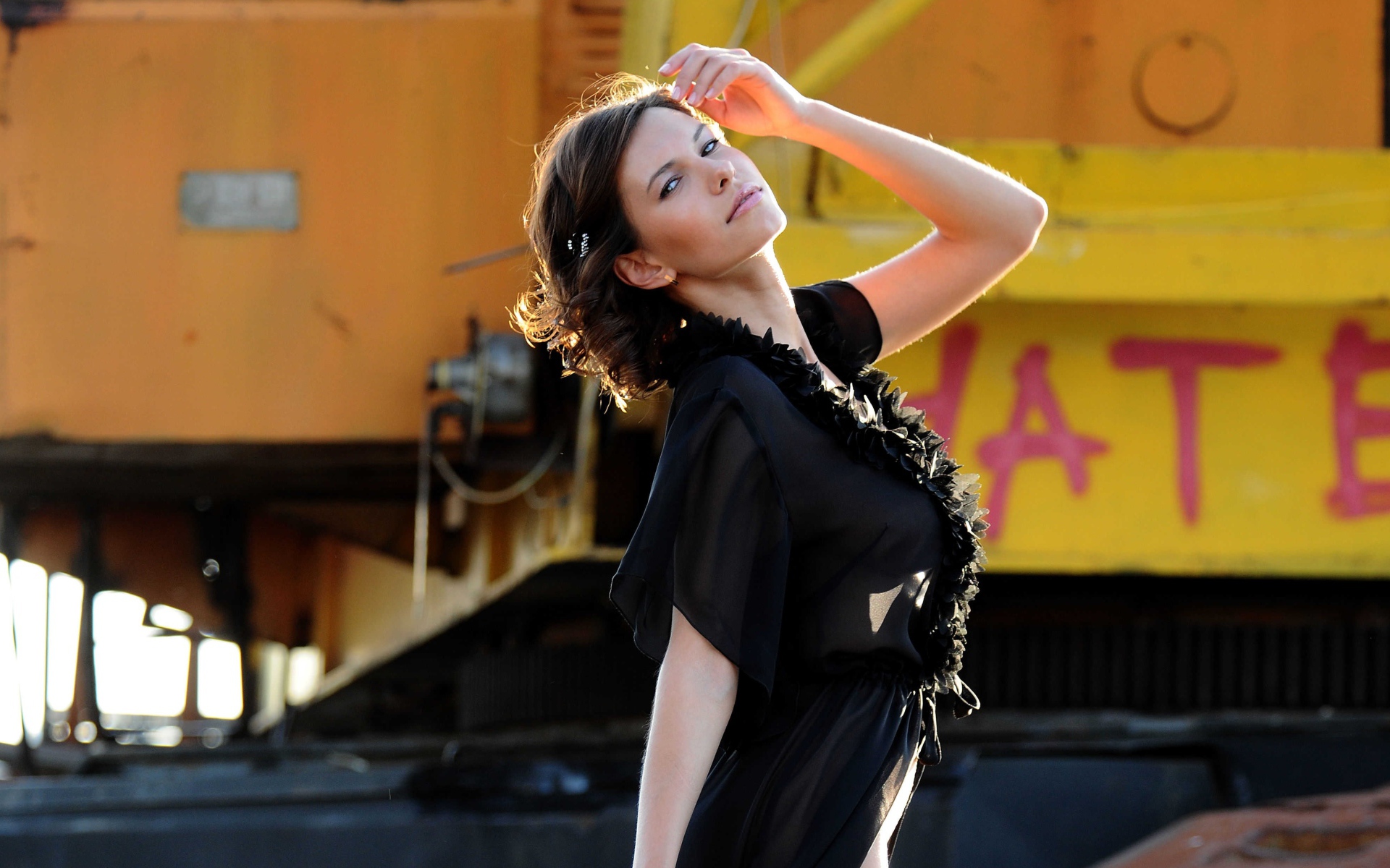 Красивая девушка модель в черном платье