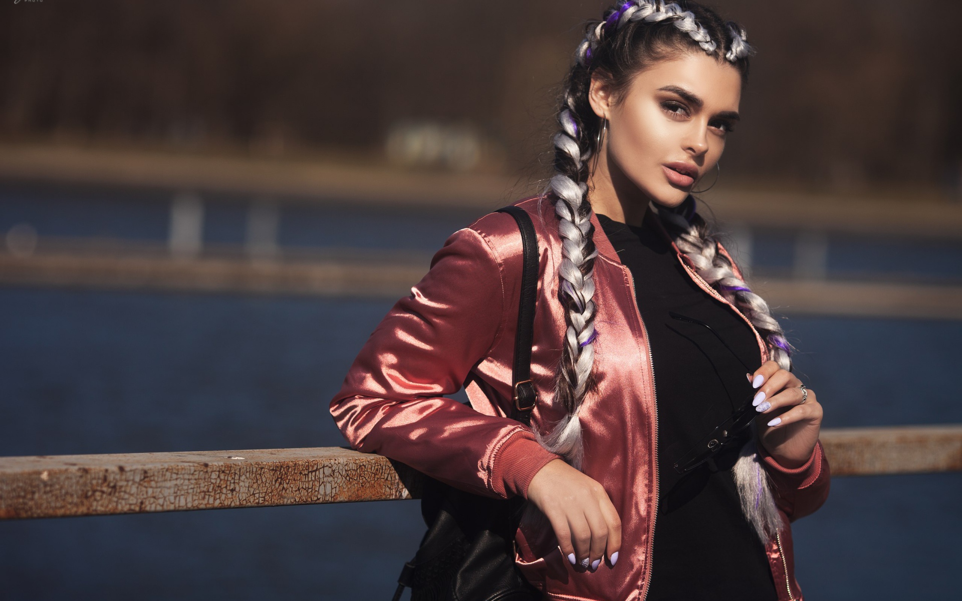 Красивая девушка с косами на голове