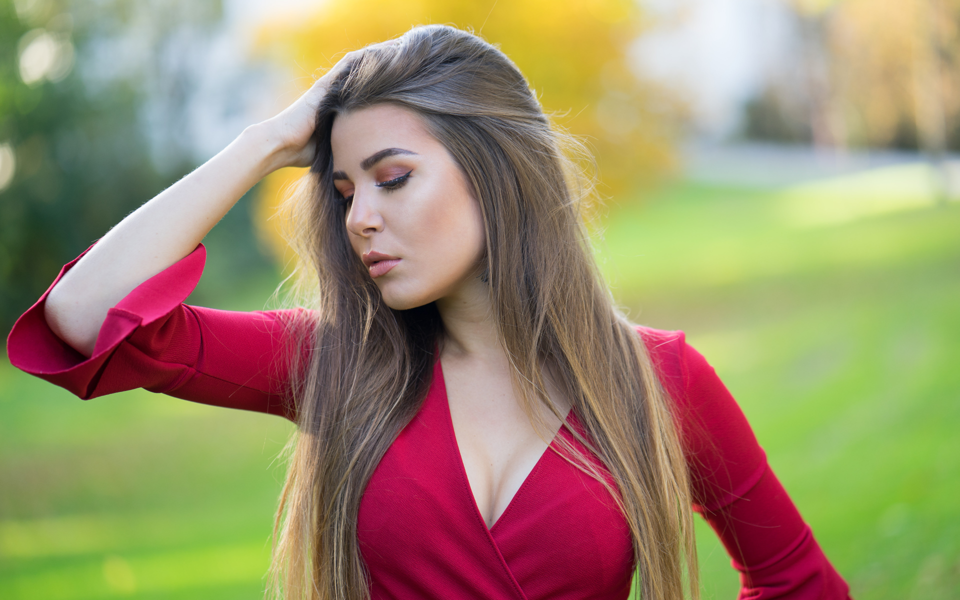 Красивая длинноволосая девушка в красном наряде