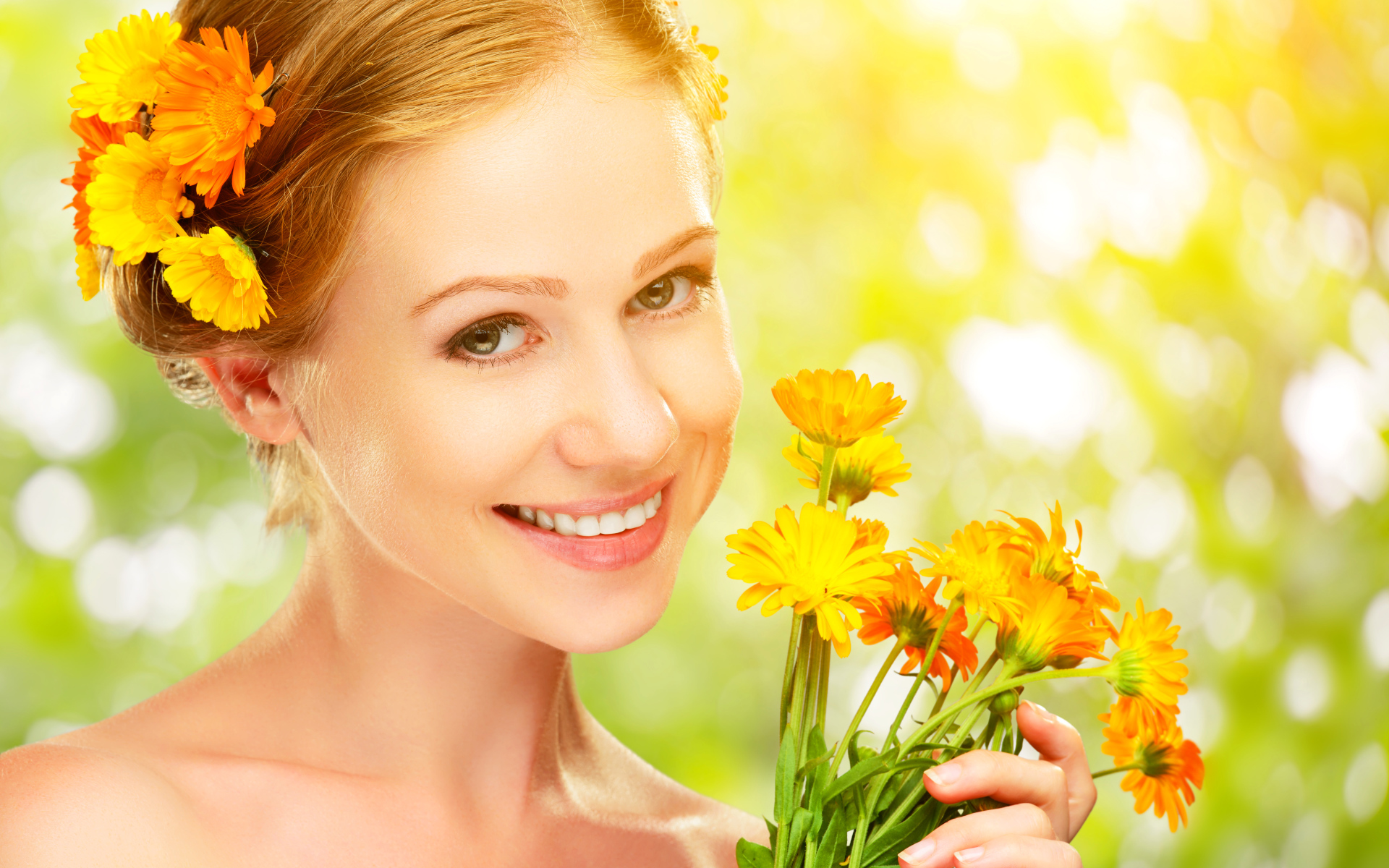 Красивая улыбающаяся девушка с цветами календулы в волосах