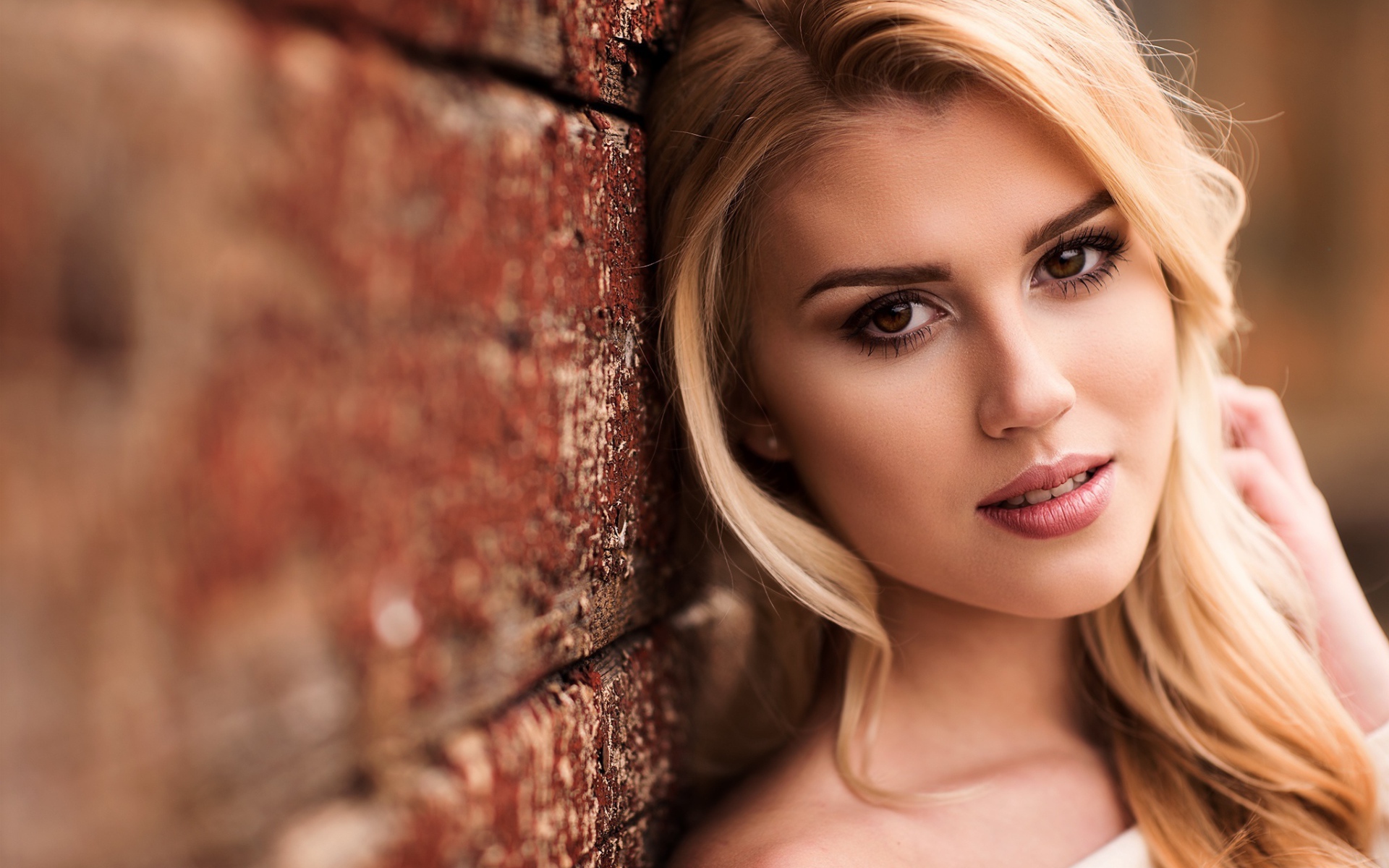 Девушка блондинка с карими глазами 