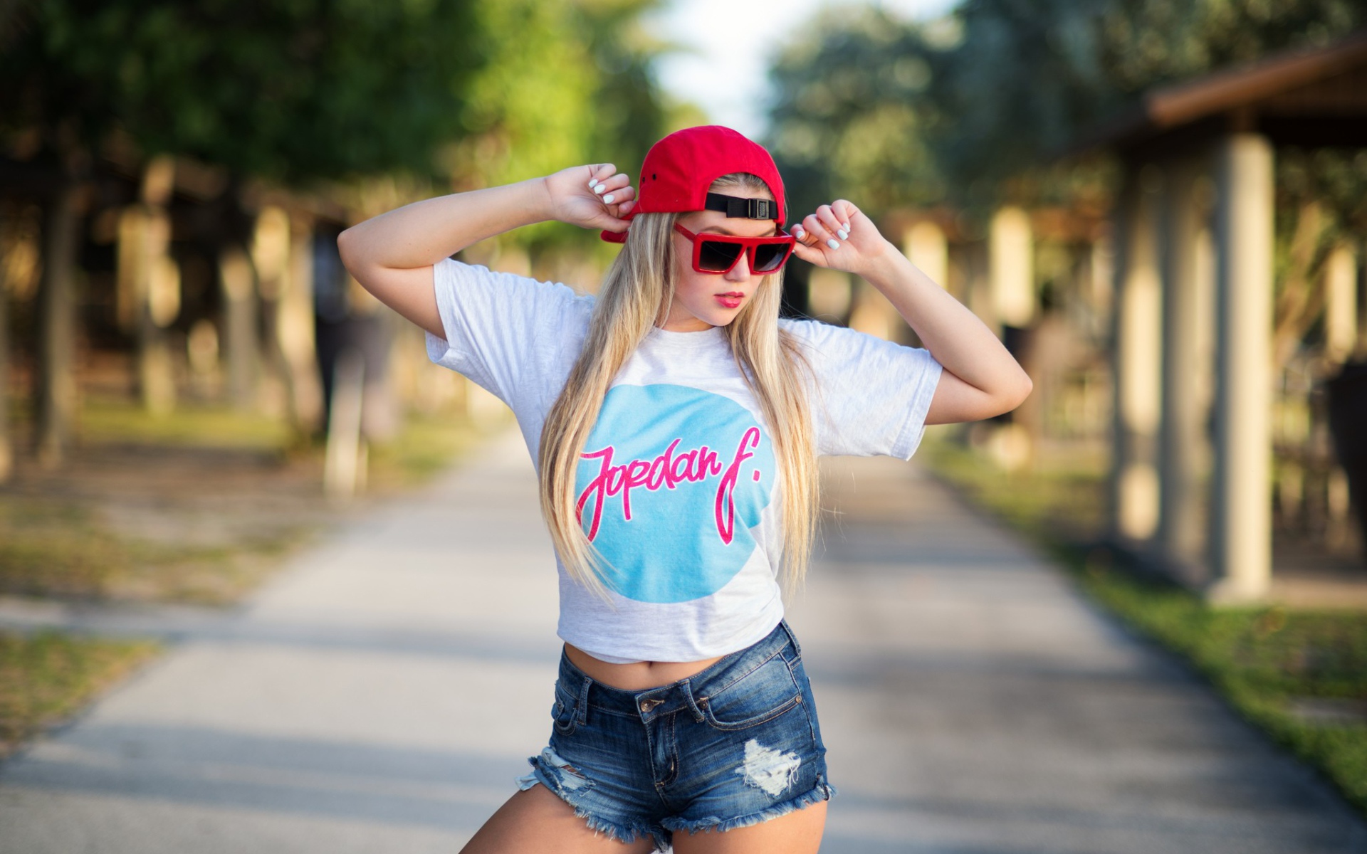 Девушка блондинка в красной кепке и очках 