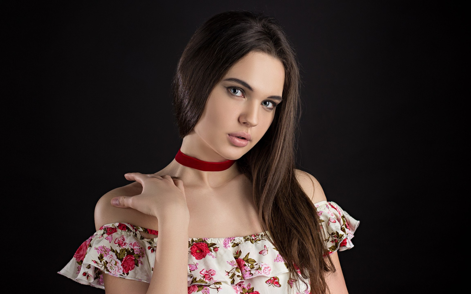 Брюнетка с длинными волосами в красивом сарафане 