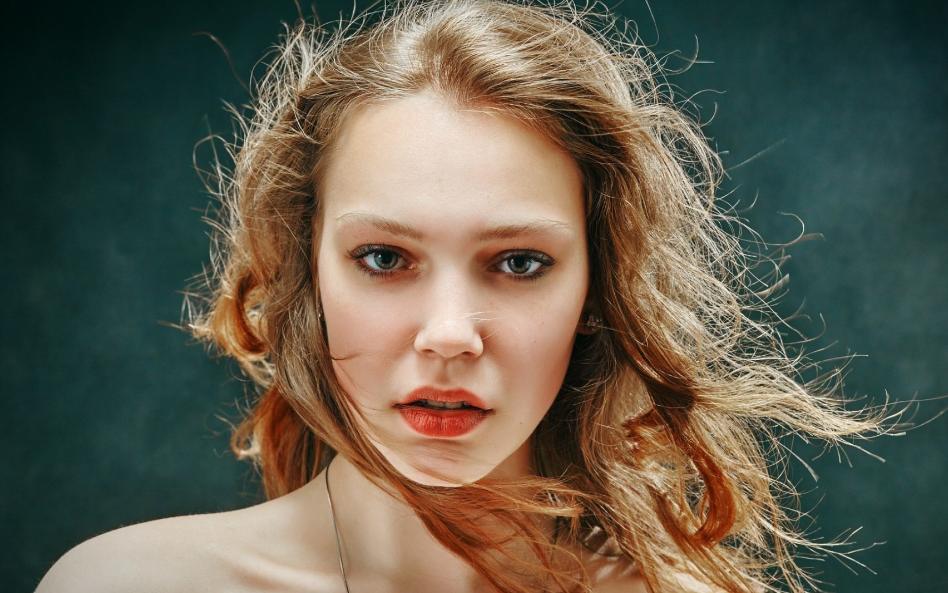 Нежная красивая молодая девушка с красивыми глазами 