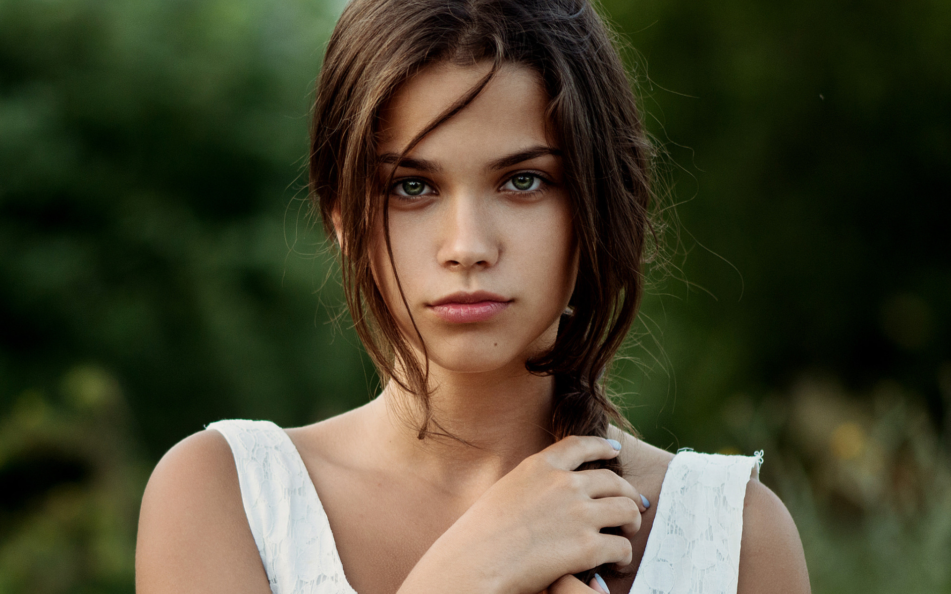 Зеленоглазая девушка с косой на голове