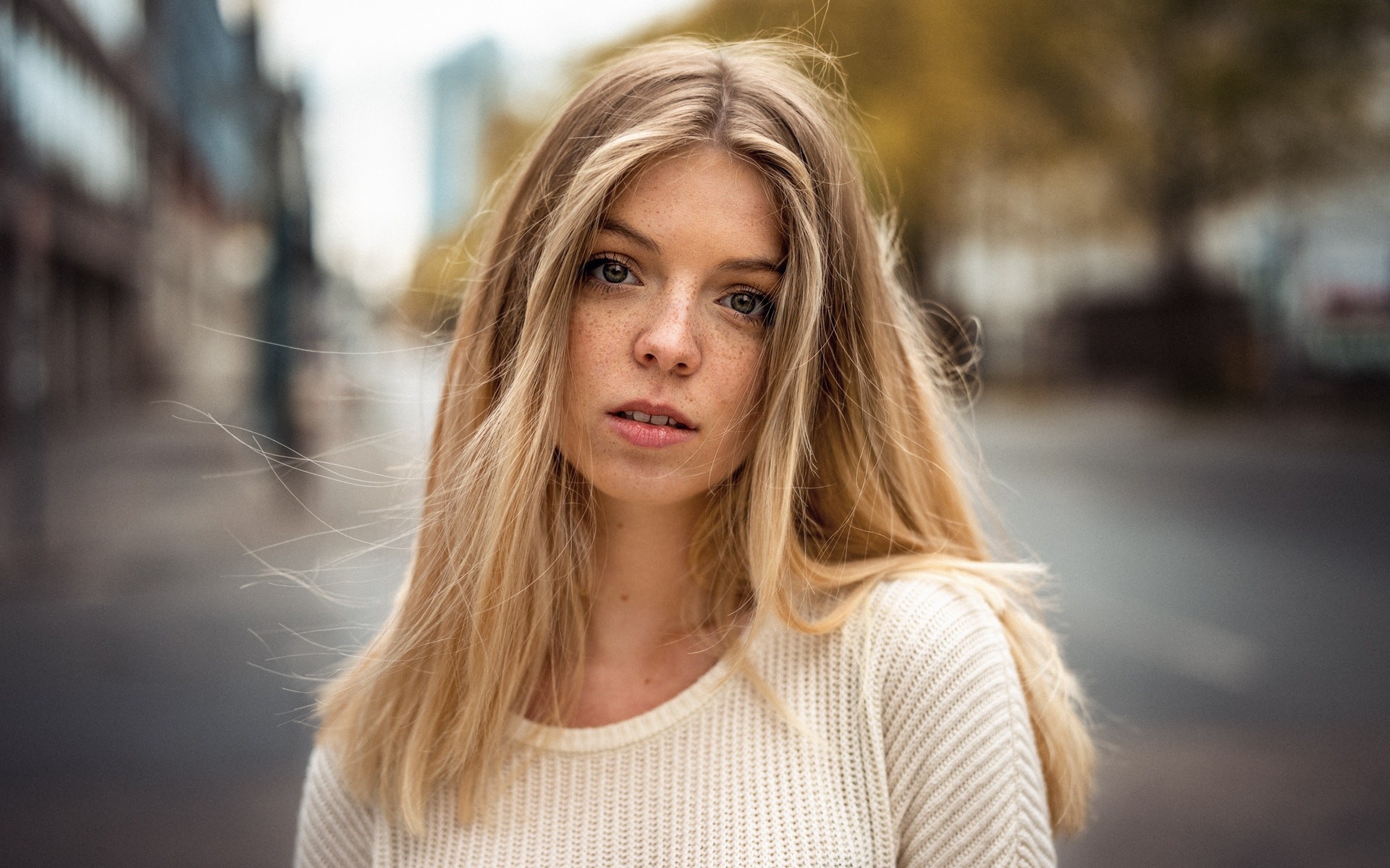 Милая девушка блондинка с веснушками 