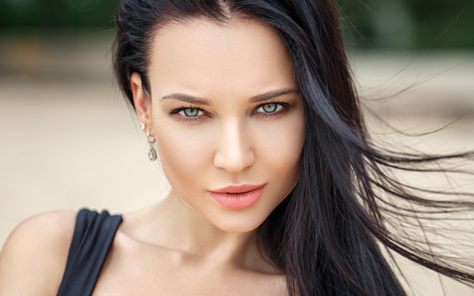 Взгляд красивой зеленоглазой брюнетки