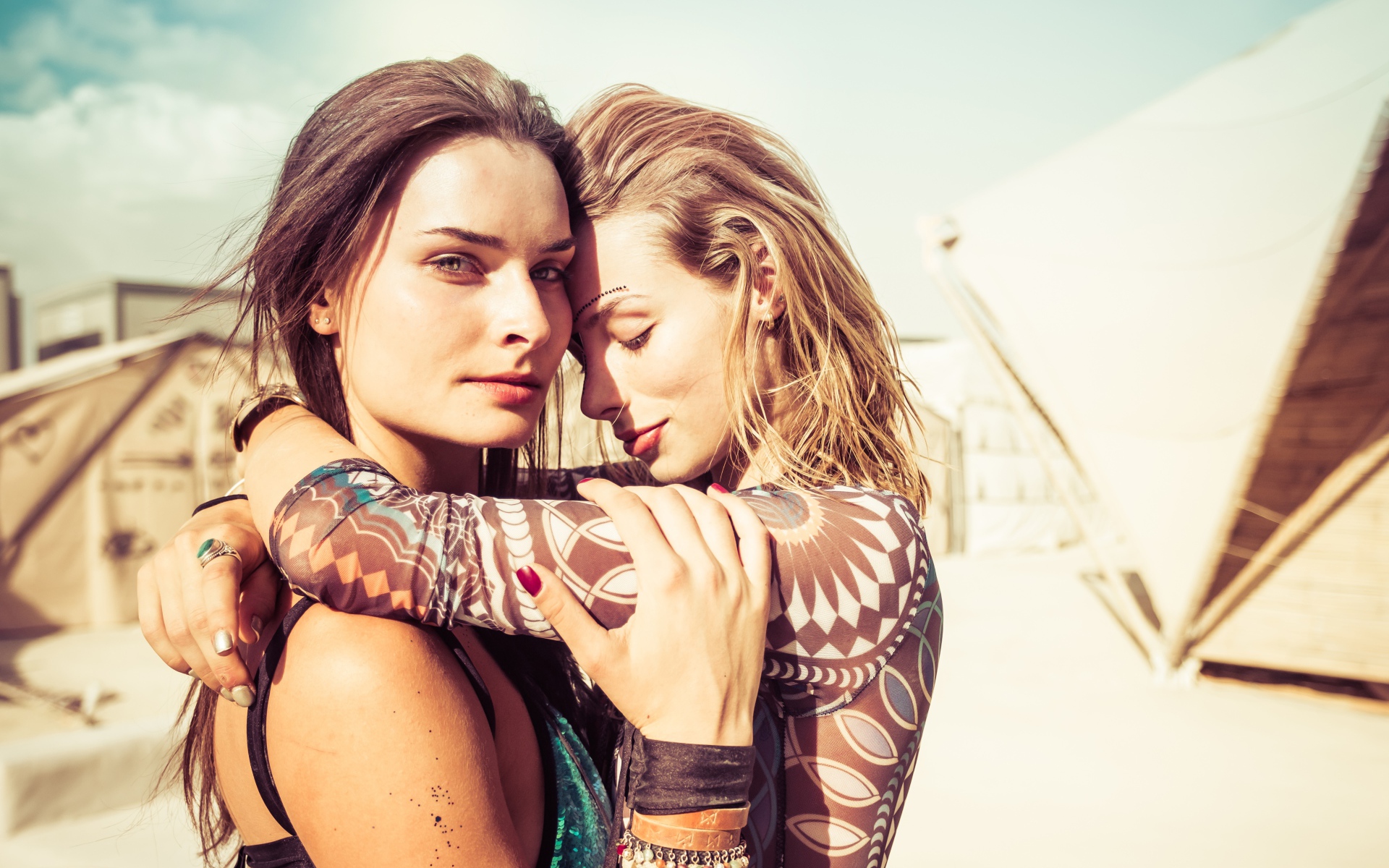 Две красивые молодые девушки