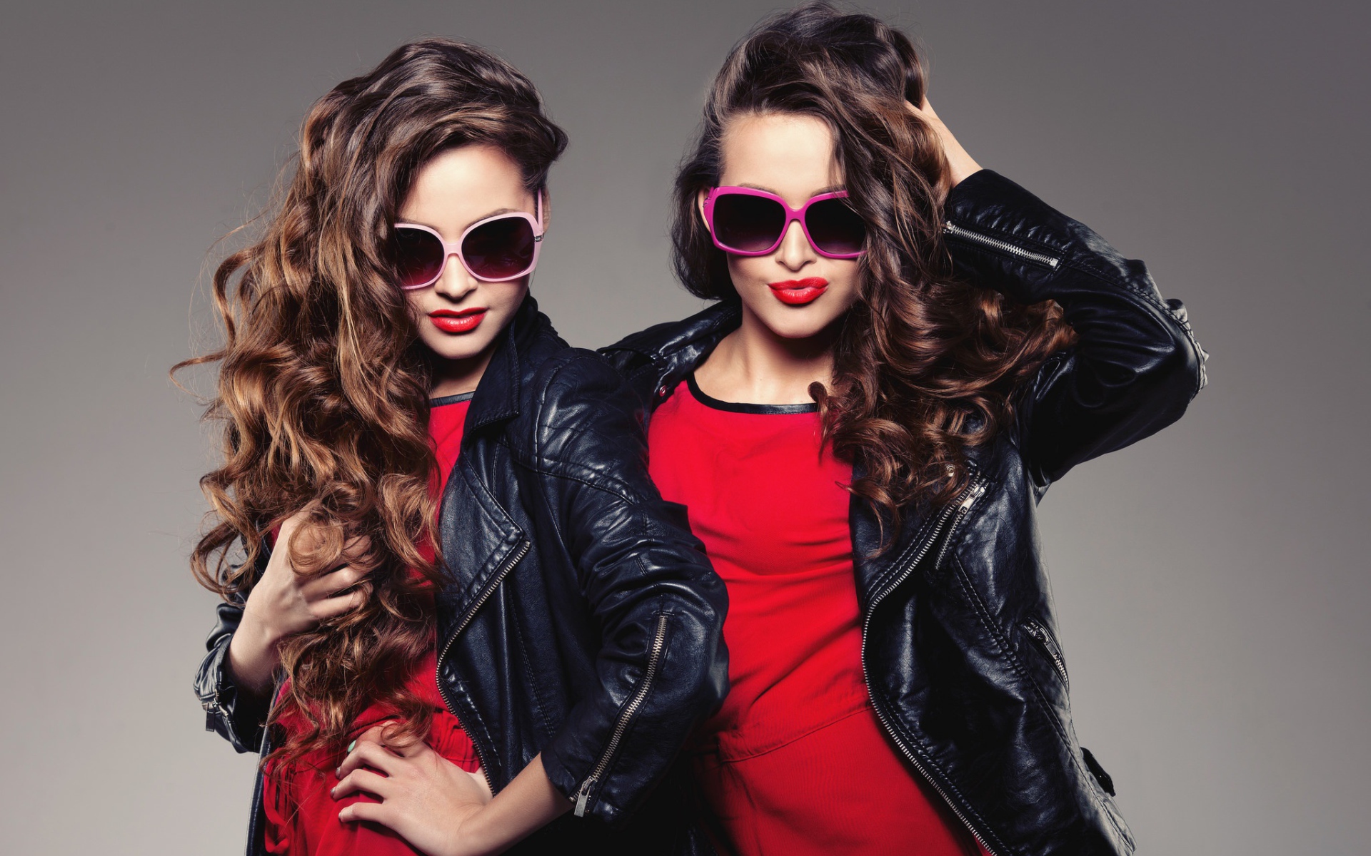 Две стильные брюнетки в кожаных куртках 