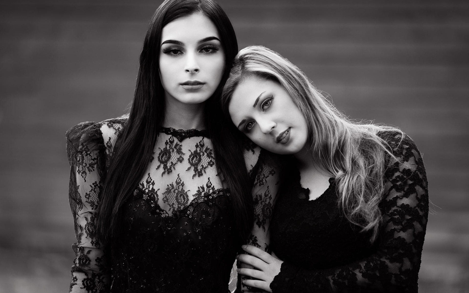 Две молодые красивые девушки черно - белое фото