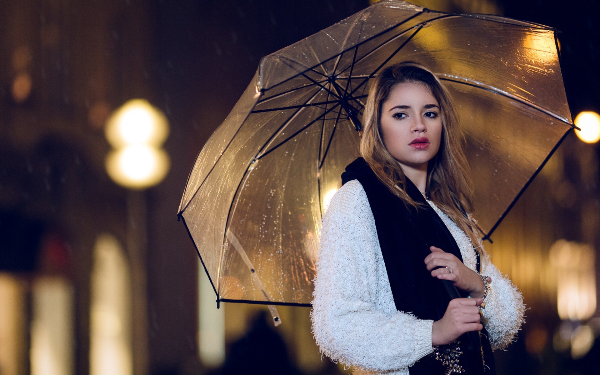 Молодая красивая девушка под зонтом 