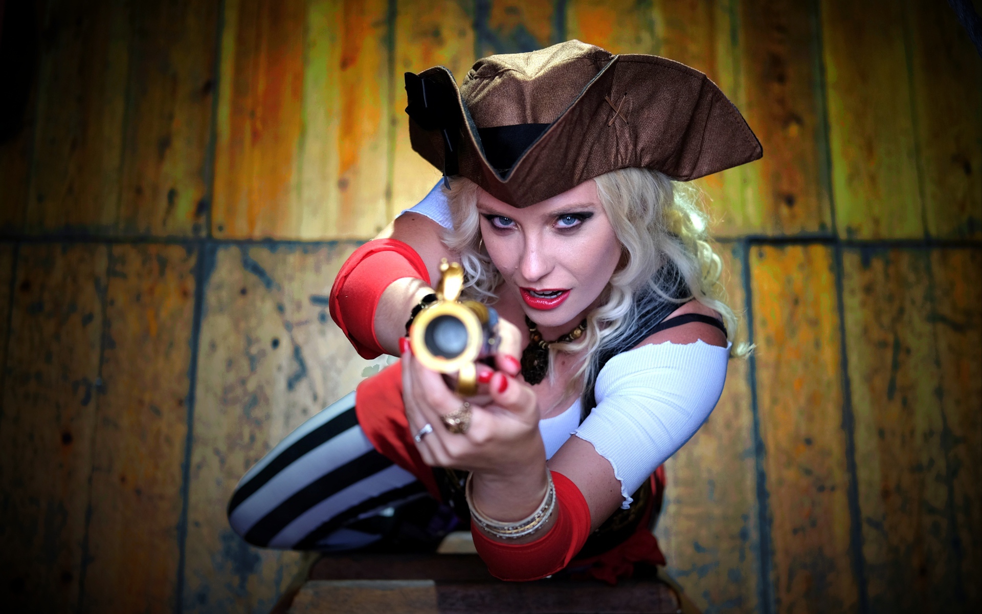 Молодая голубоглазая девушка в костюме пирата