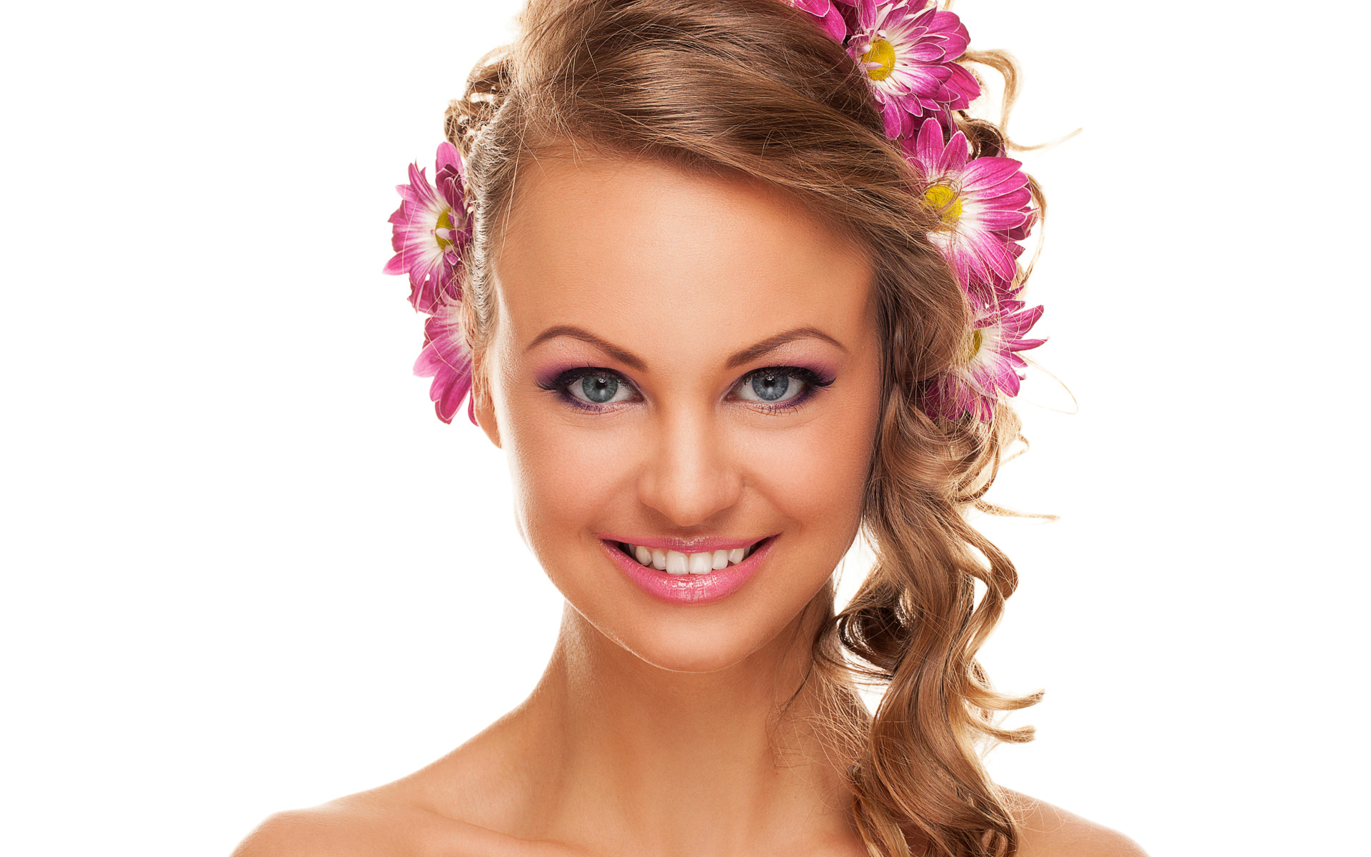 Молодая девушка с красивой прический и цветами хризантемы в волосах