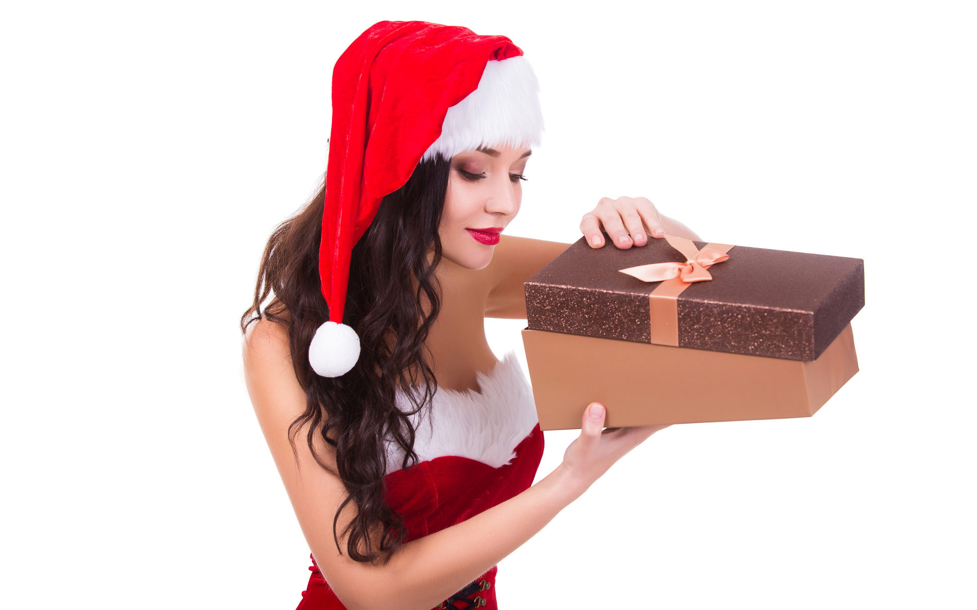 Красивая девушка в новогоднем костюме с подарком