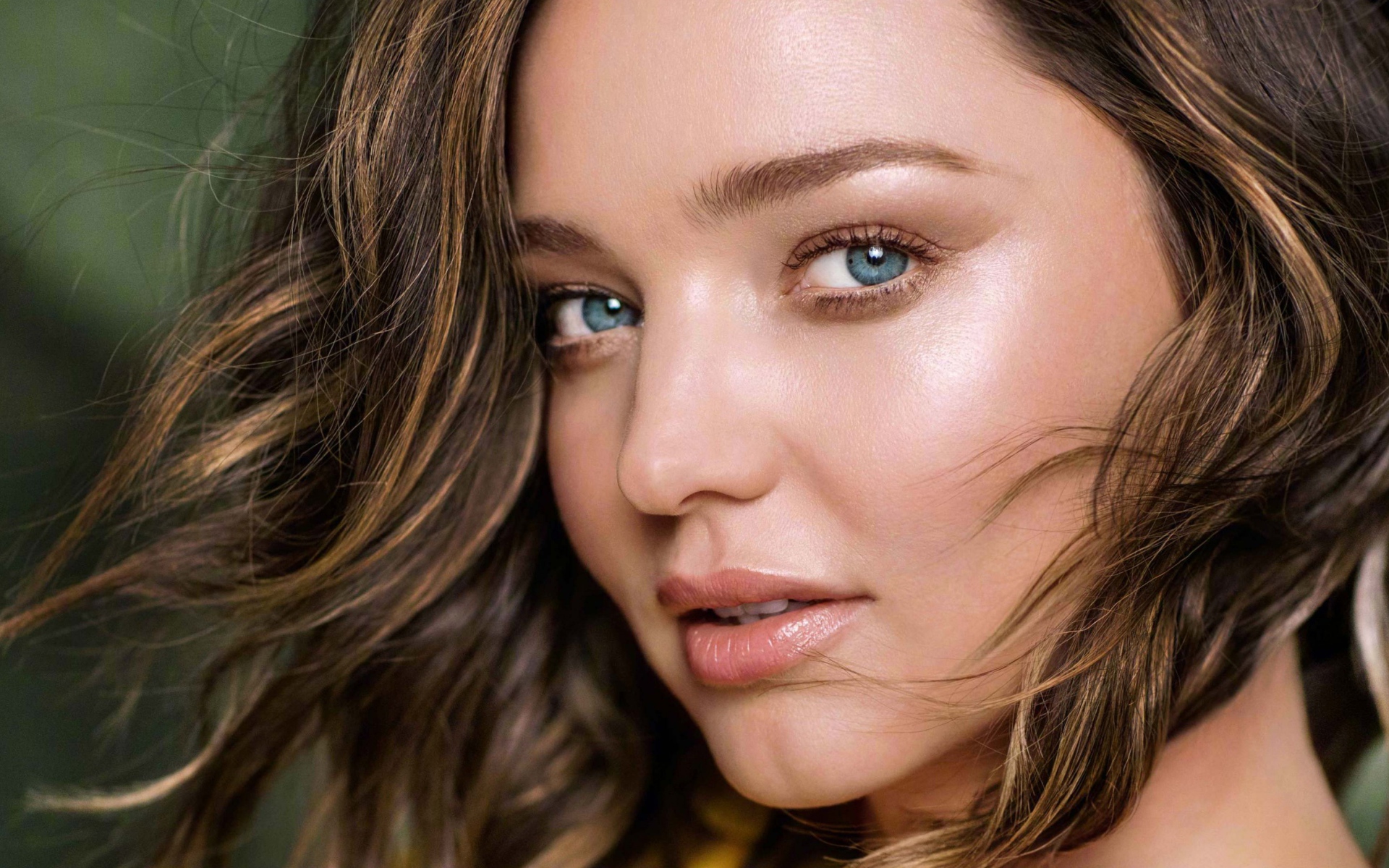 Красивая голубоглазая девушка модель Миранда Керр