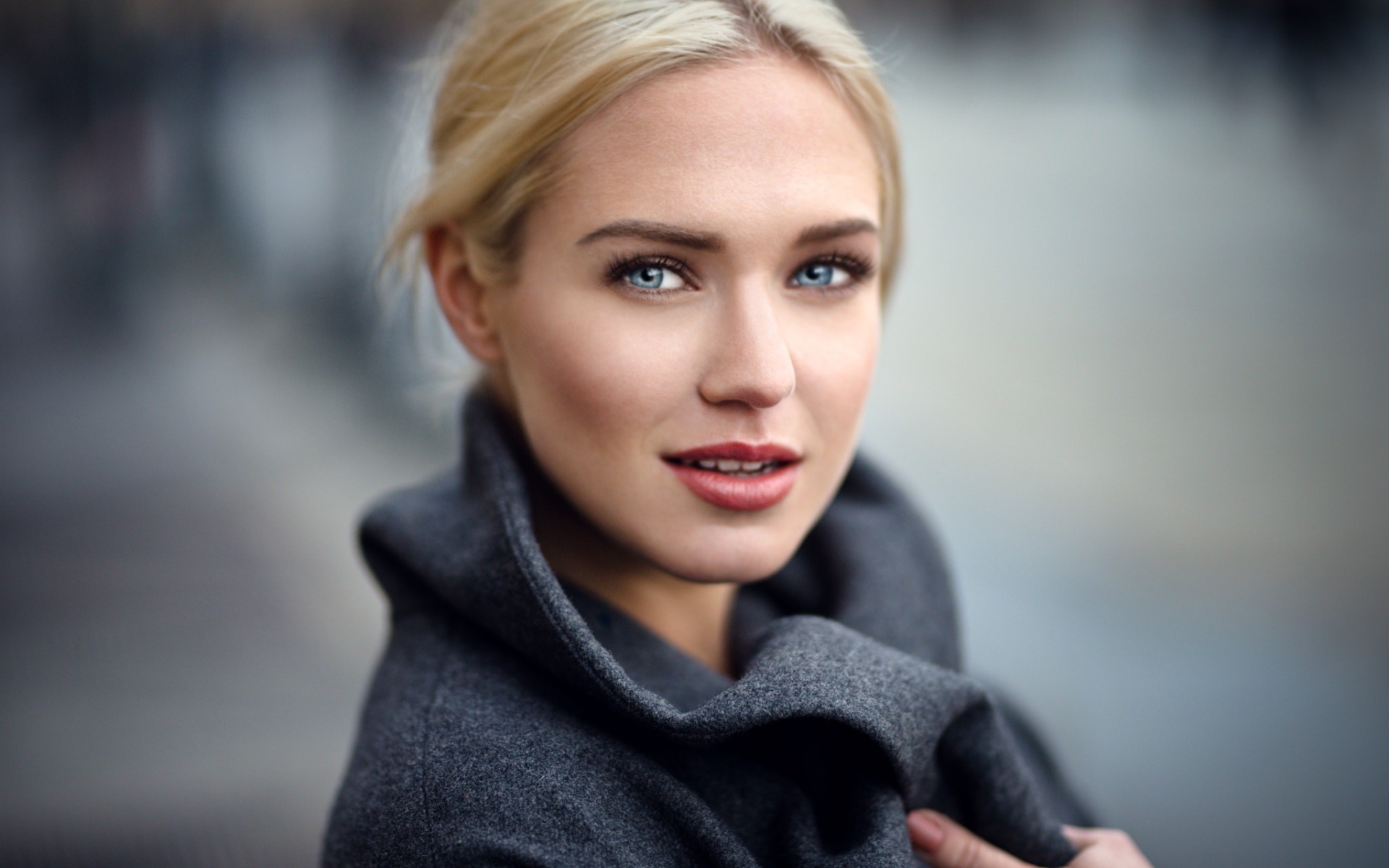 Девушка с голубыми глазами модель  Eva Mikulski 