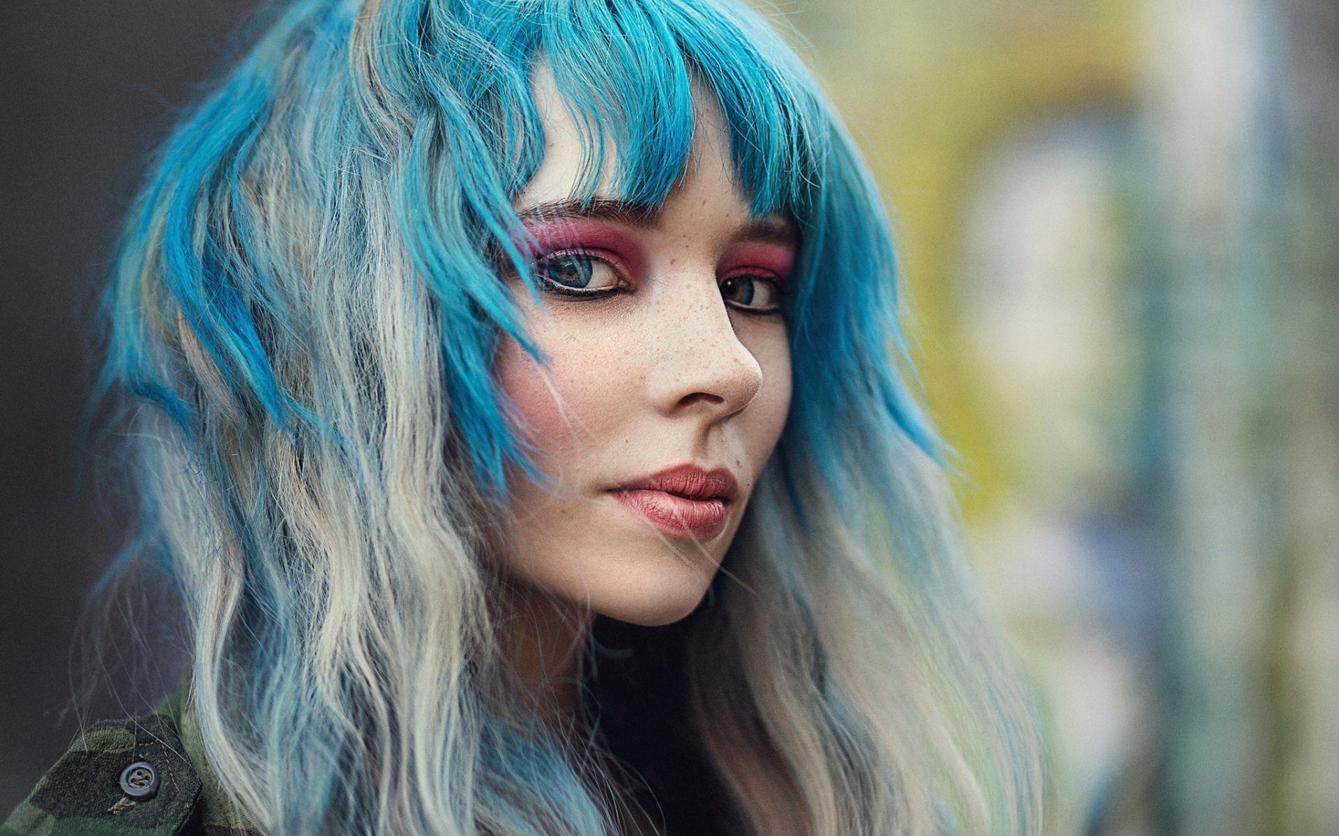 Молодая девушка модель с голубыми волосами