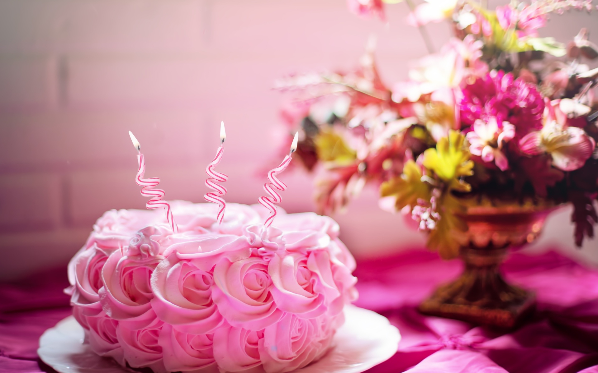 Розовый торт со свечами на День рождения