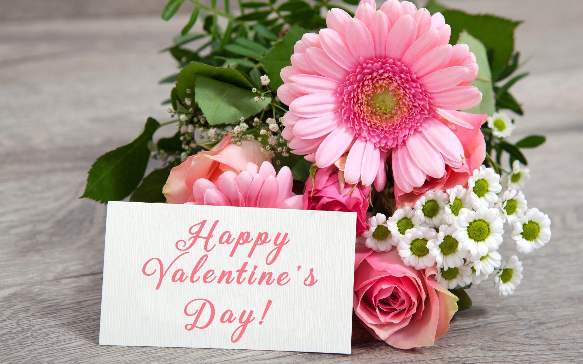Букет розовых гербер с розами и ромашками с открыткой на День Святого Валентина
