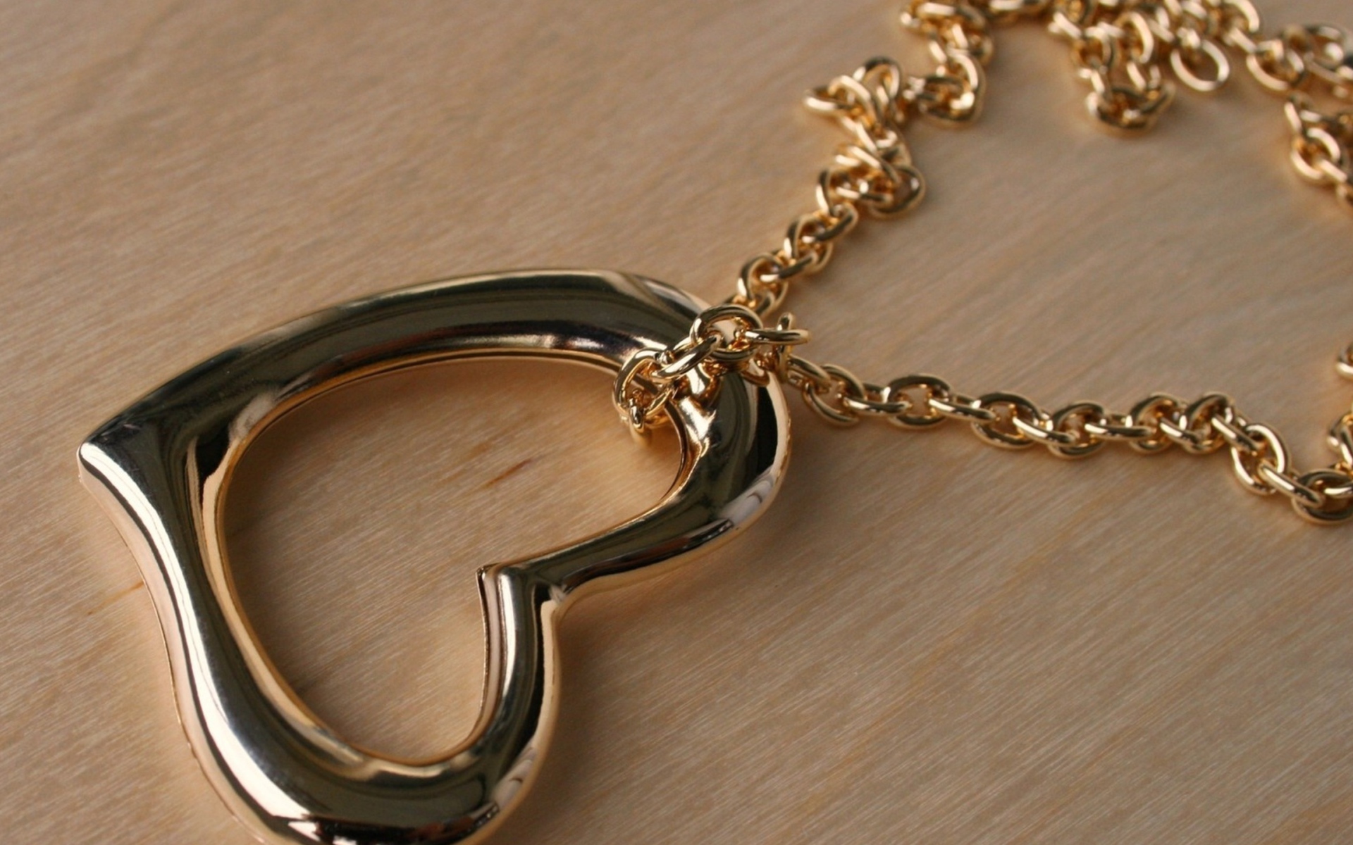 Подвеска в форме сердца на золотой цепочке