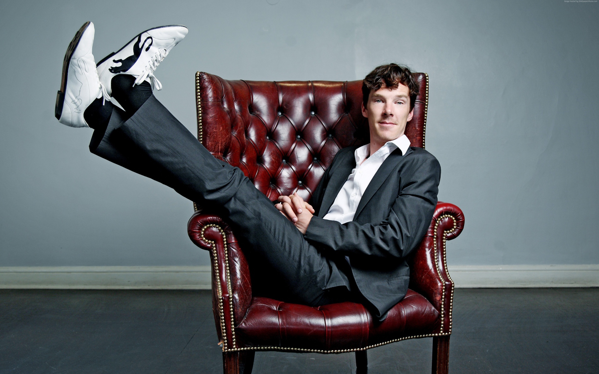 Актер Бенедикт Камбербэтч сидит в кожаном кресле