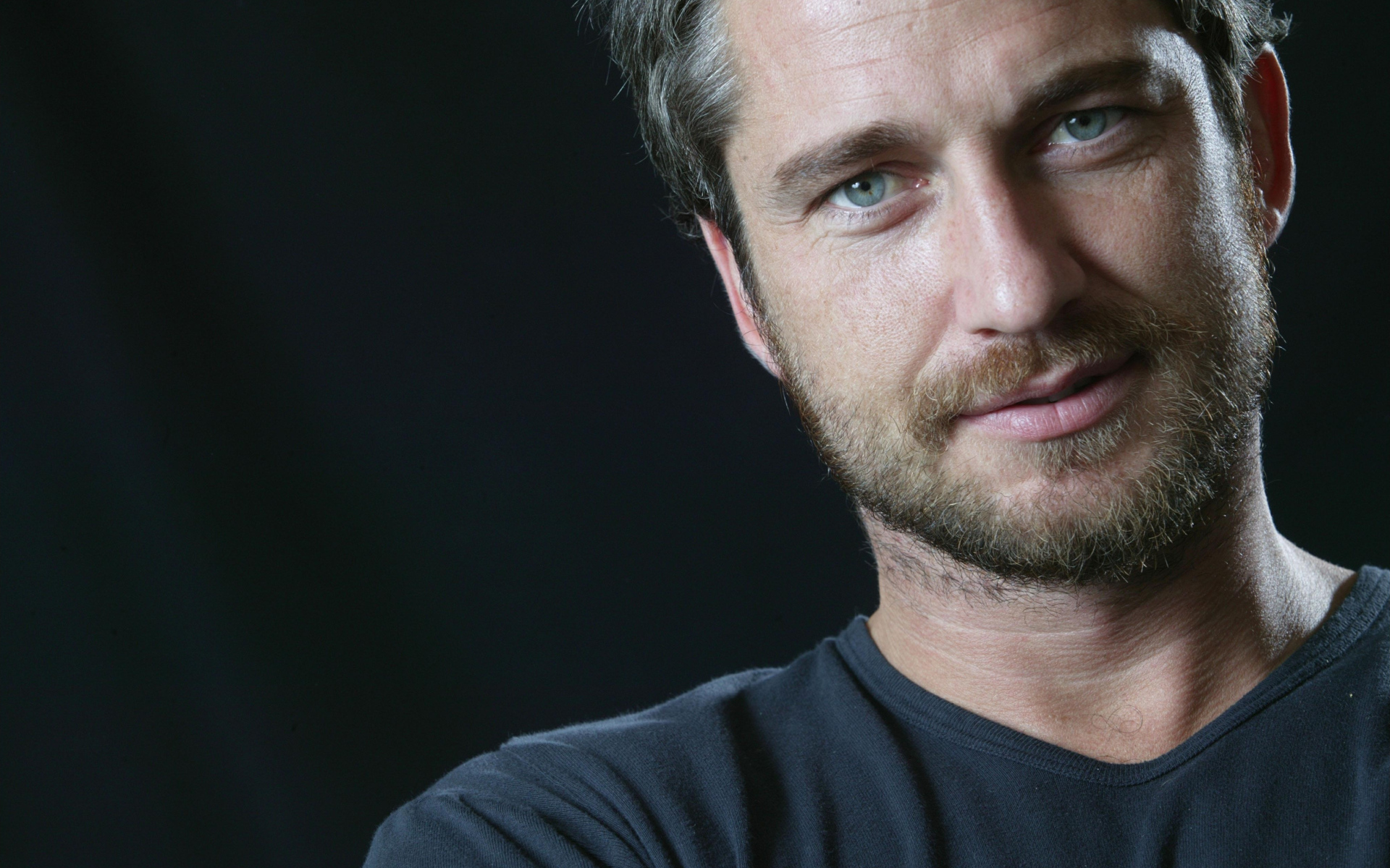 Красивый молодой актер Джерард Батлер