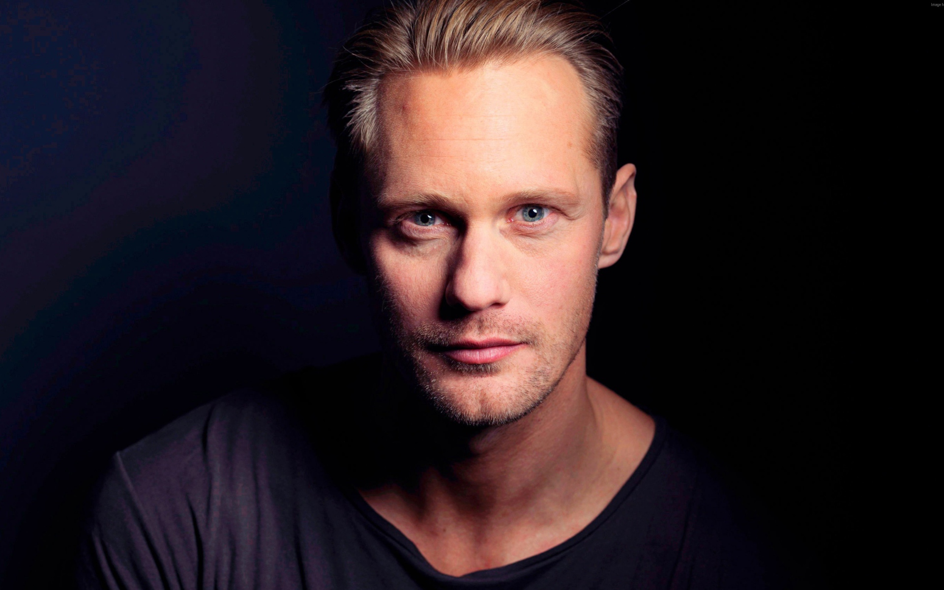 Популярный актер Александр Скарсгард, фото на черном фоне