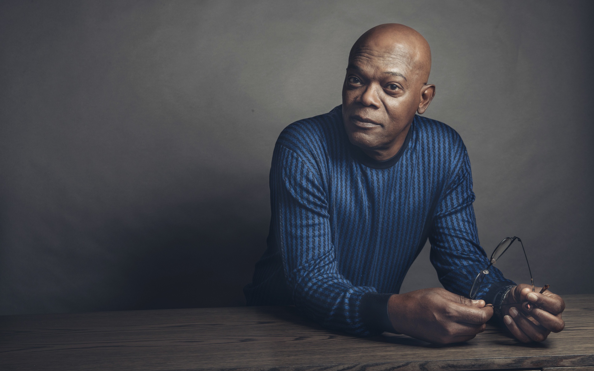 Популярный американский актер Сэмюэл Лерой Джексон с очками в руках