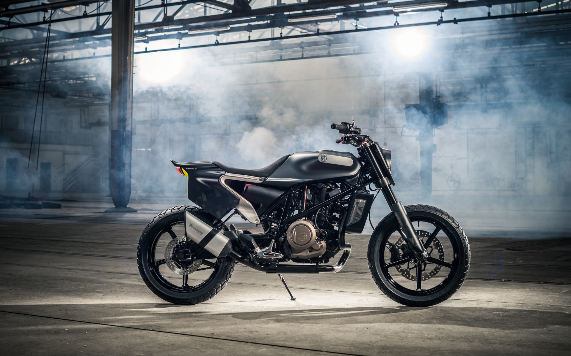 Черный супербайк Husqvarna Svartpilen 701 в дыму