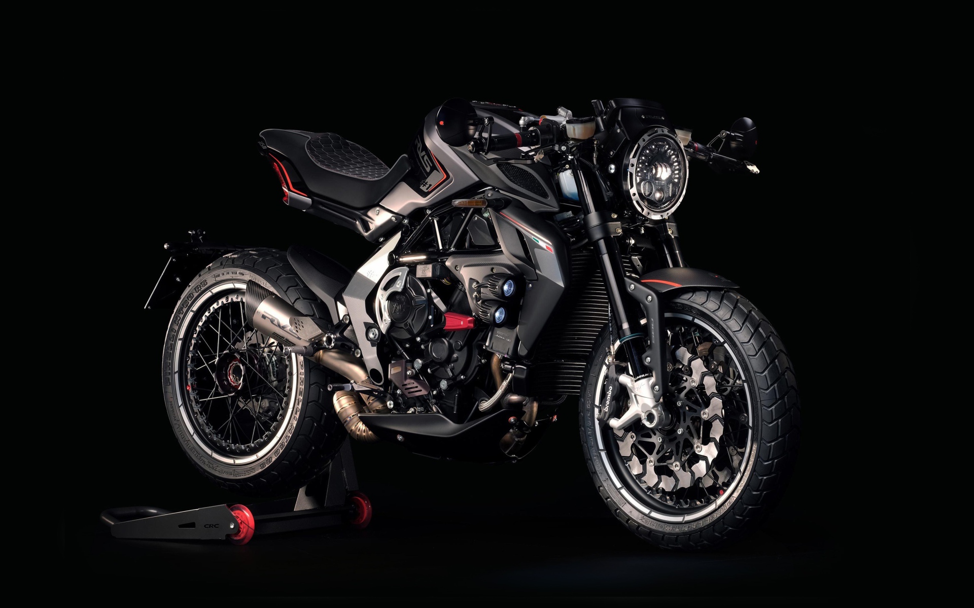 Мотоцикл MV Agusta RVS на черном фоне