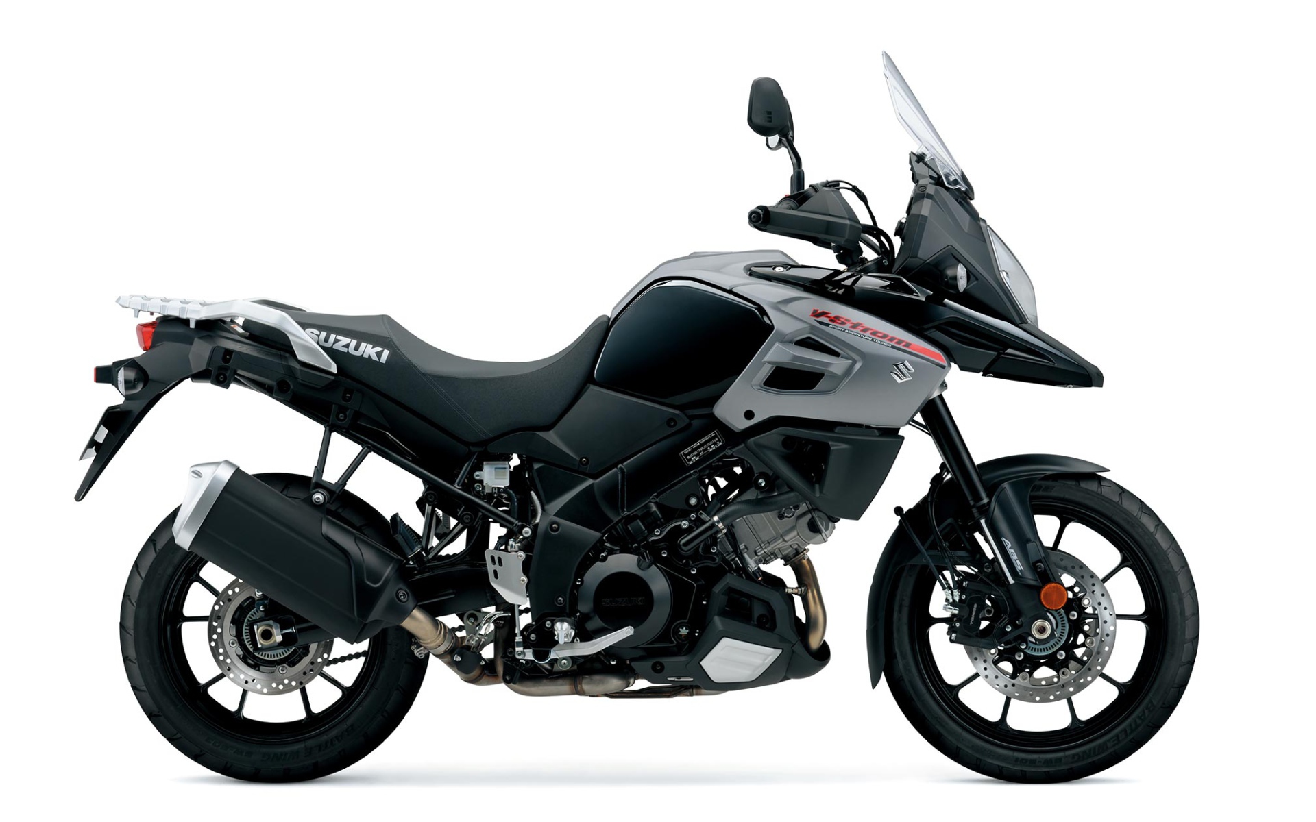 Мотоцикл Suzuki V-Strom 1000 на белом фоне 