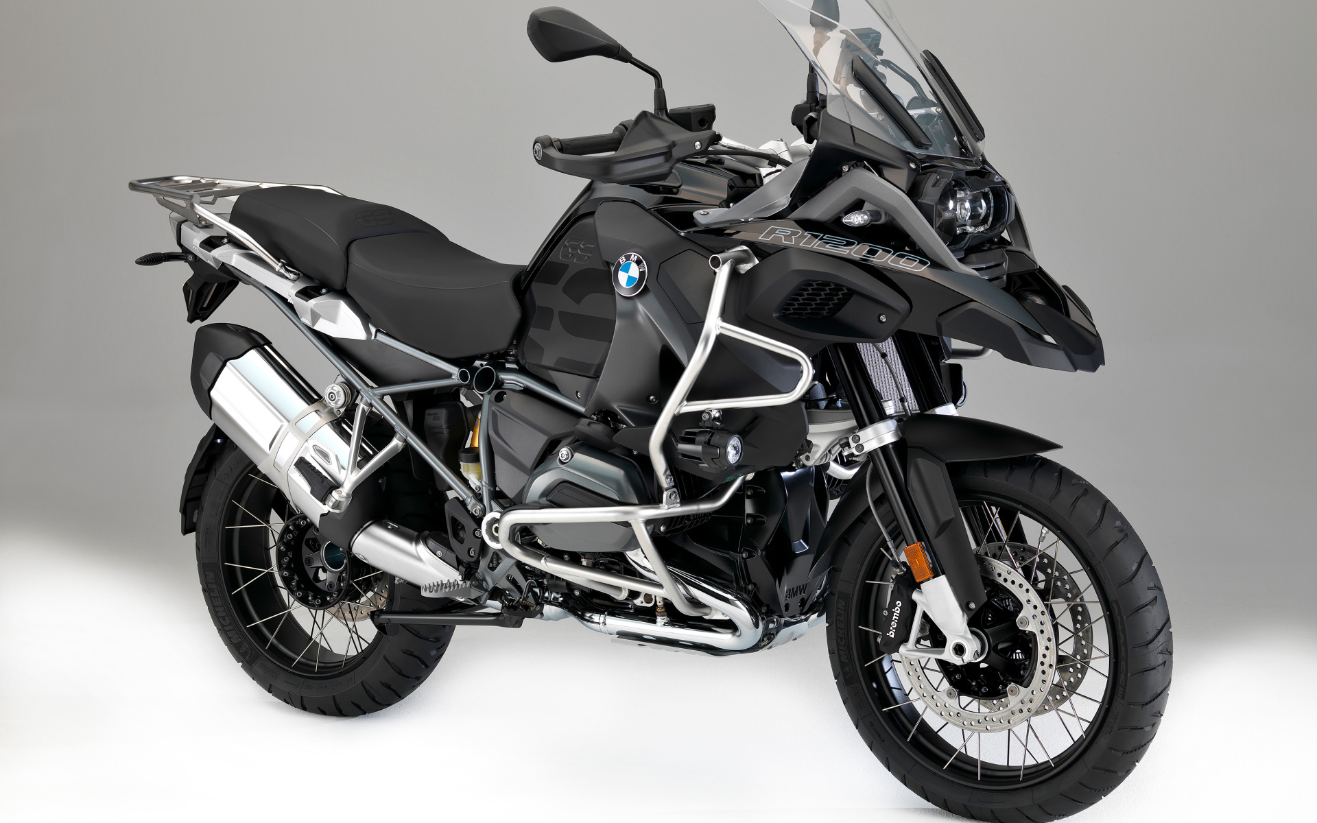 Черный мотоцикл BMW R1200GS на сером фоне