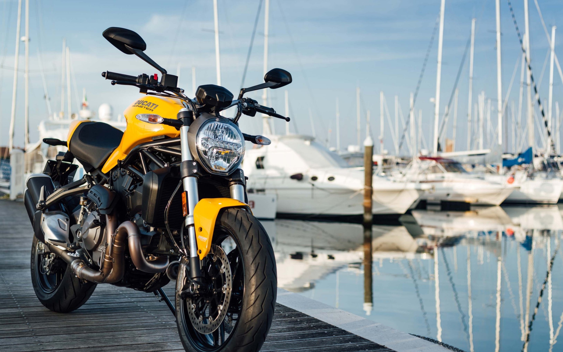 Мотоцикл Ducati Monster 821, 2018 на причале