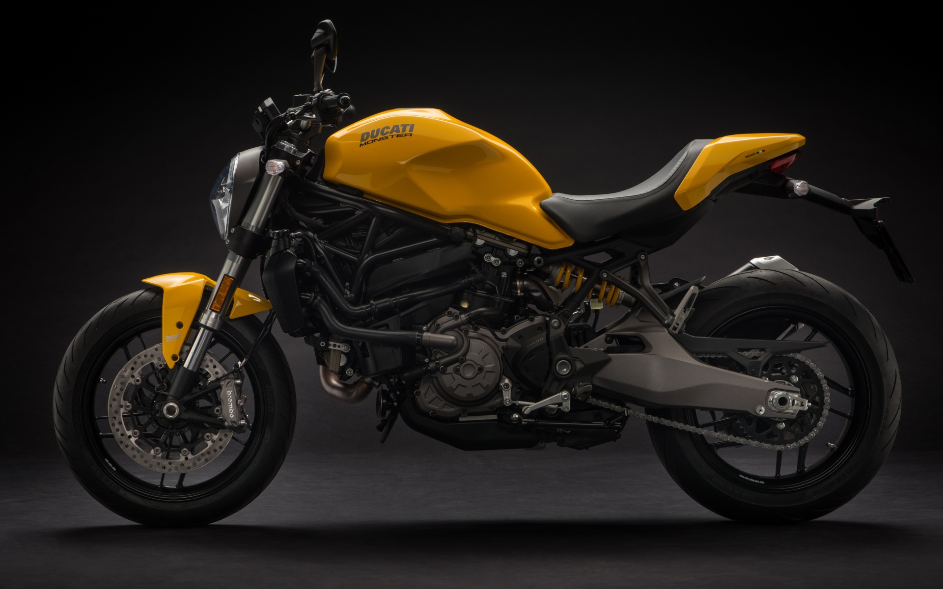 Мотоцикл Ducati Monster 821, 2018 на черном фоне