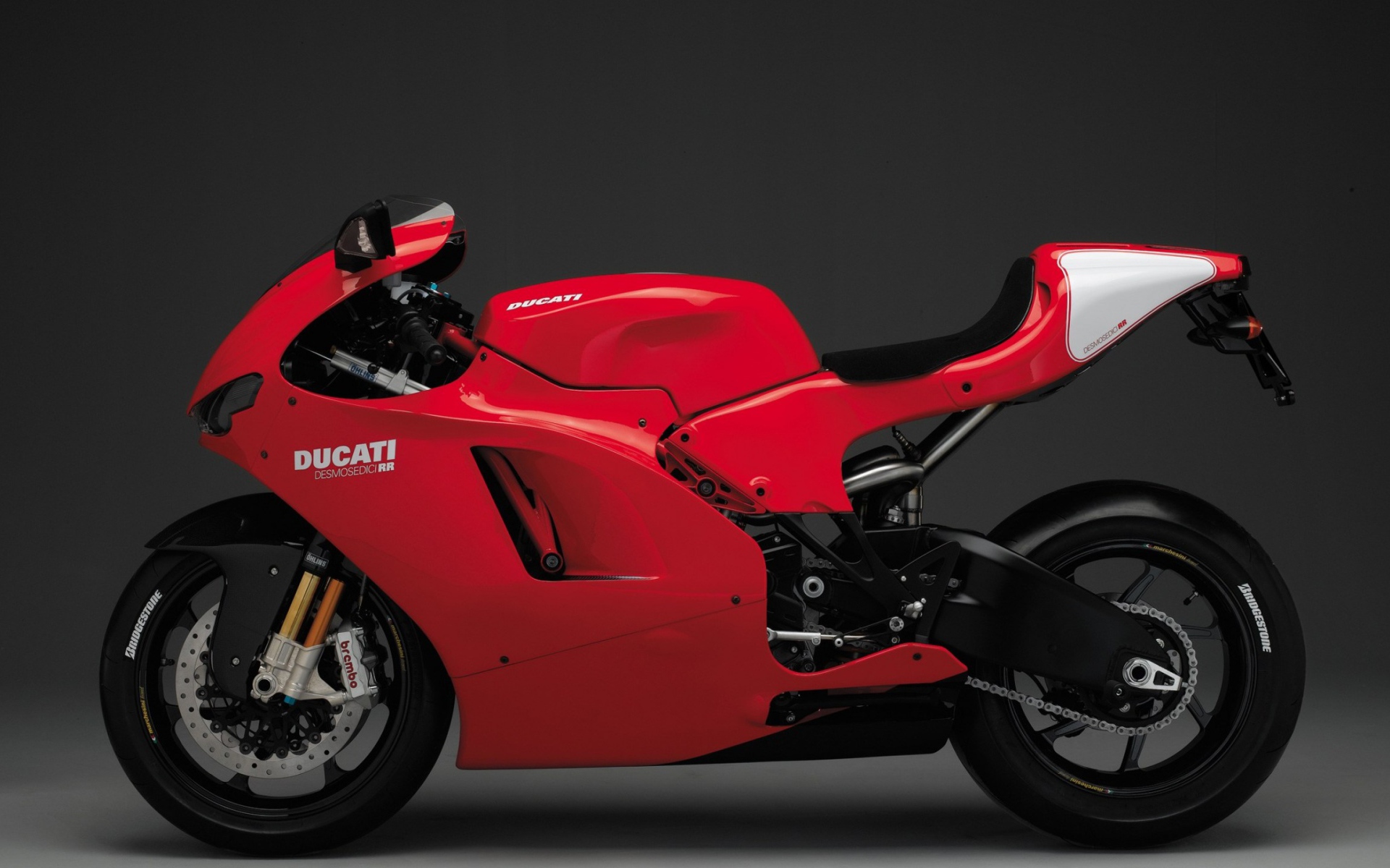 Красный мотоцикл Ducati Desmosedici RR на сером фоне