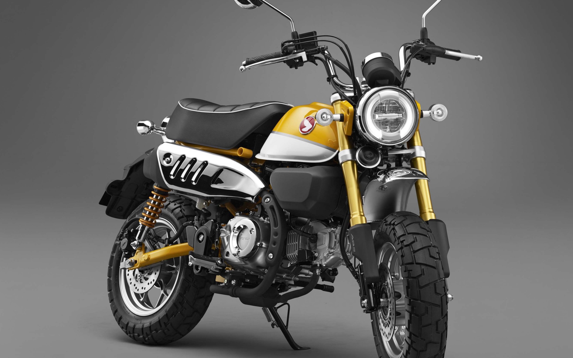 Мотоцикл Honda Monkey 125, 2017 на сером фоне