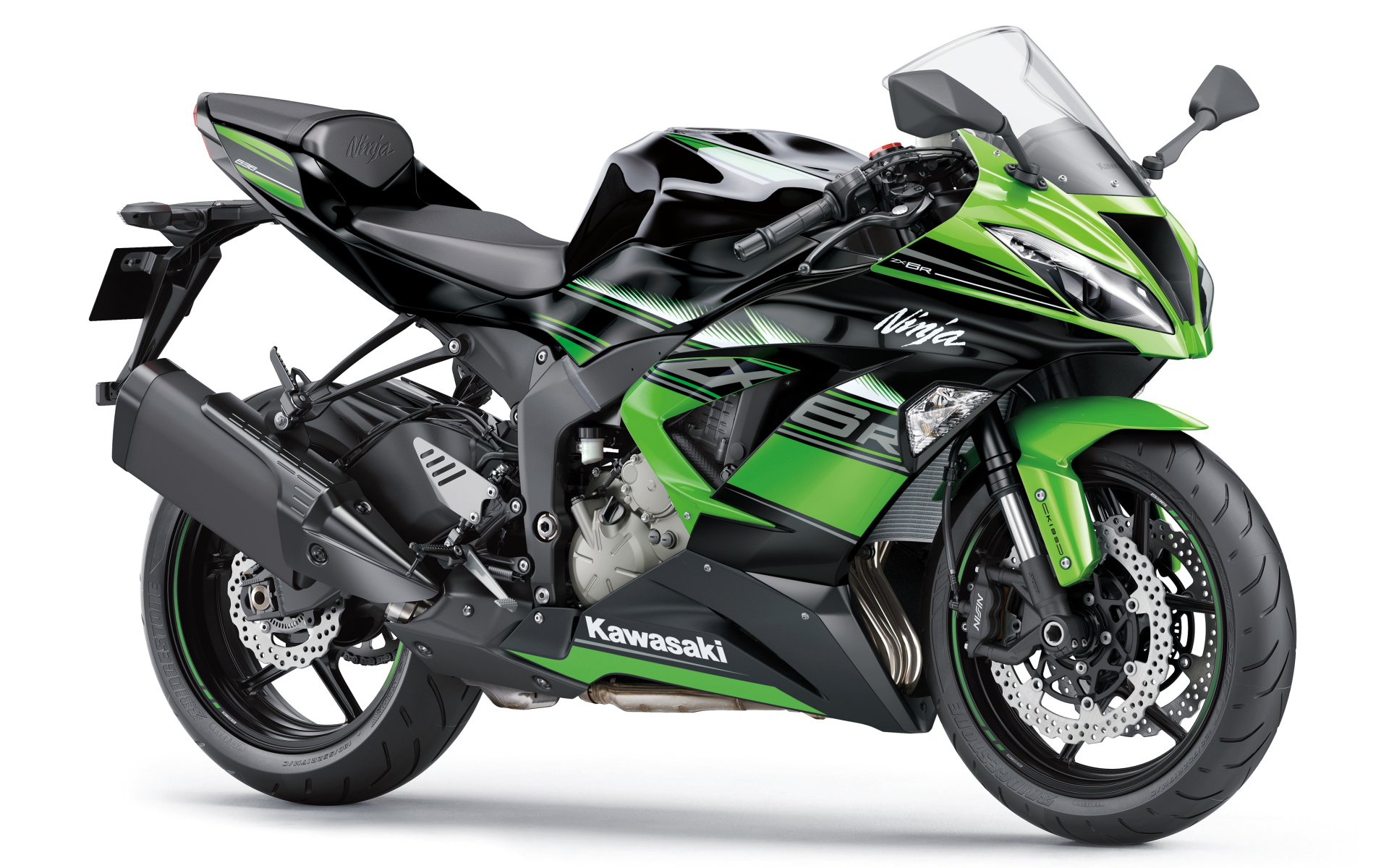 Мотоцикл Kawasaki Ninja ZX-6R на белом фоне