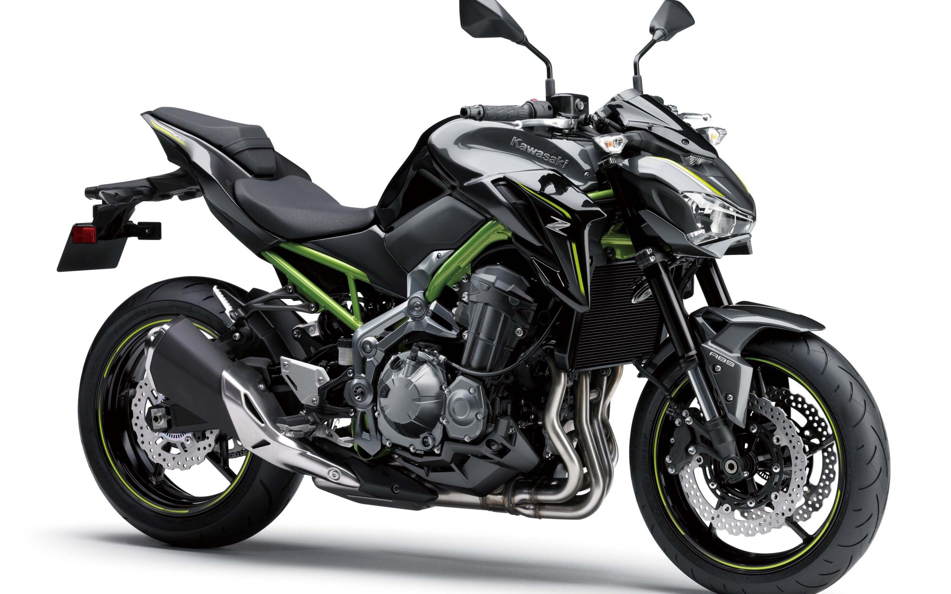 Мотоцикл  Kawasaki Z900 ABS, 2017 на белом фоне 