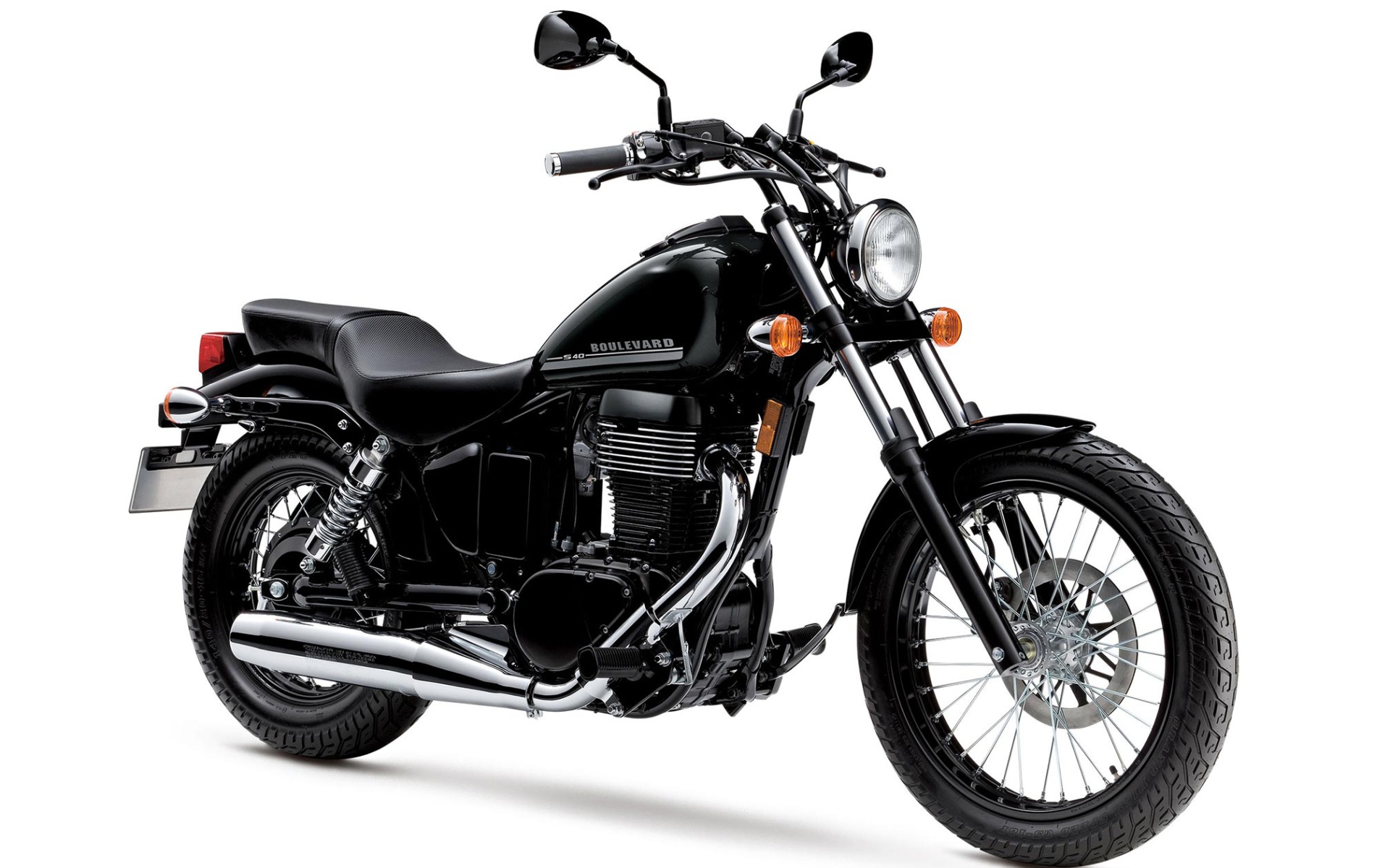 Черный мотоцикл Suzuki Boulevard S40 на белом фоне 
