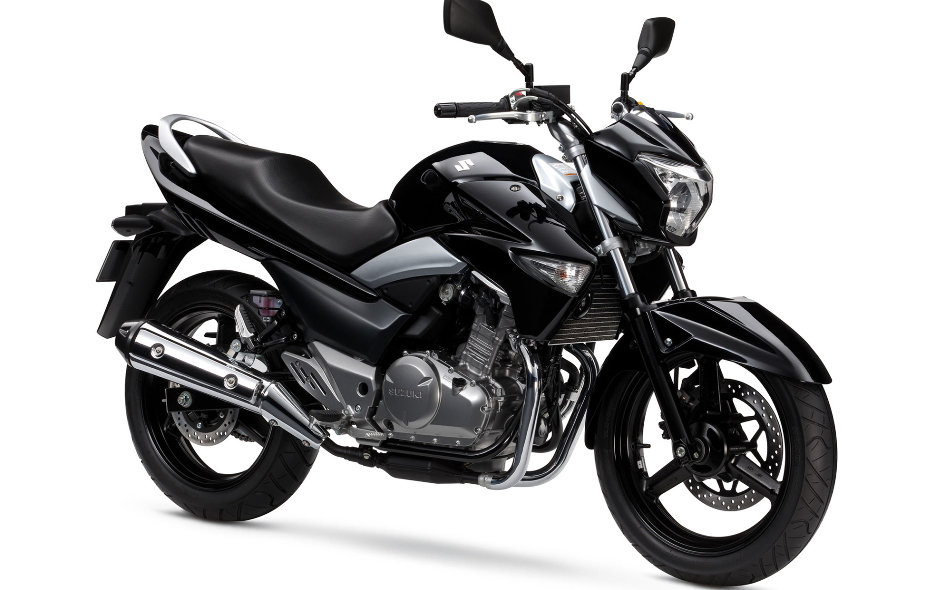Черный мотоцикл Suzuki GW250 Inazuma на белом фоне 