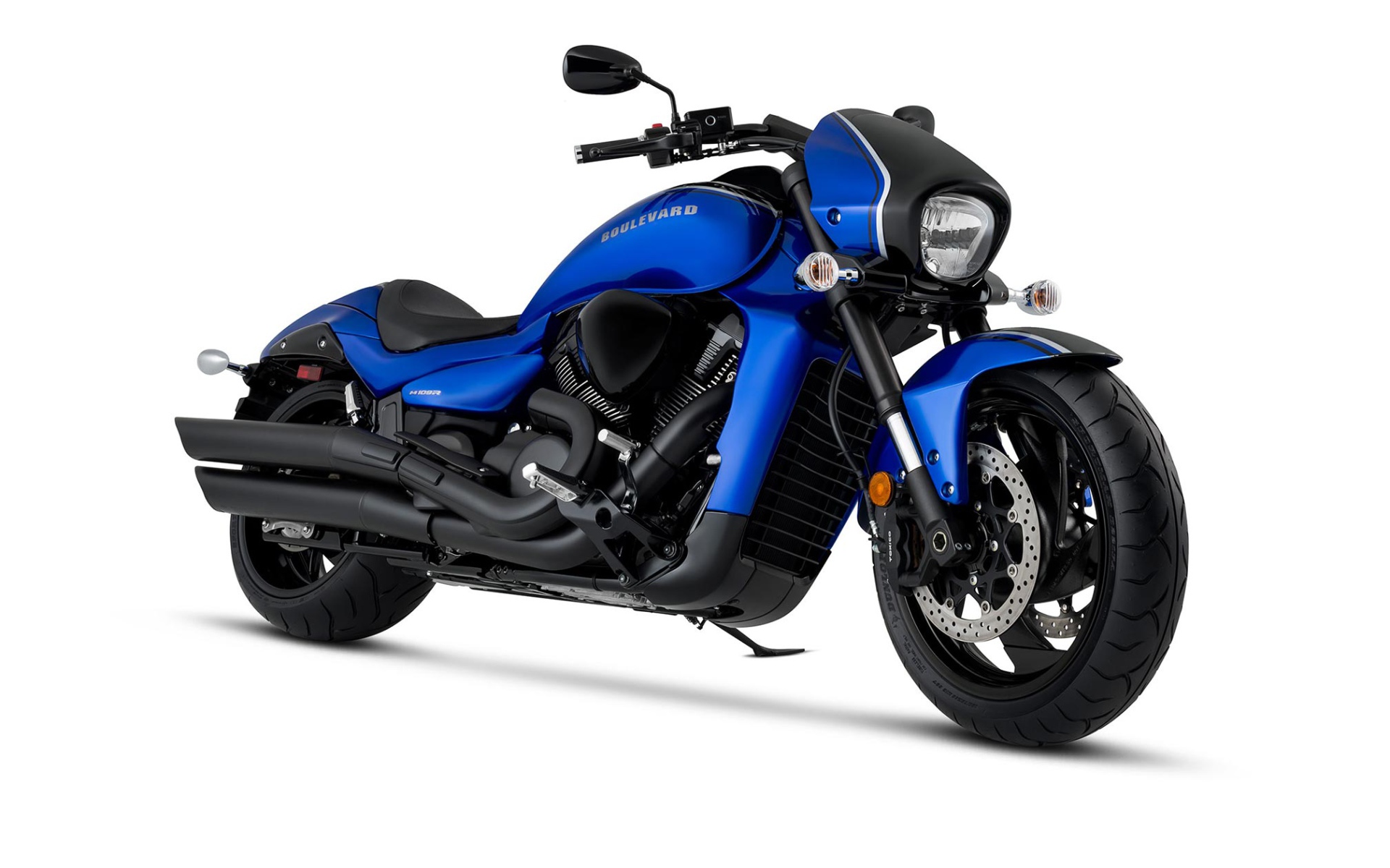 Синий мотоцикл Suzuki Boulevard M109R BOSS на белом фоне 
