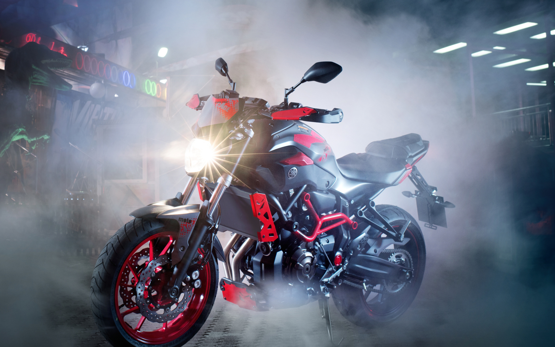 Мотоцикл  Yamaha MT-07 с влюченной фарой  