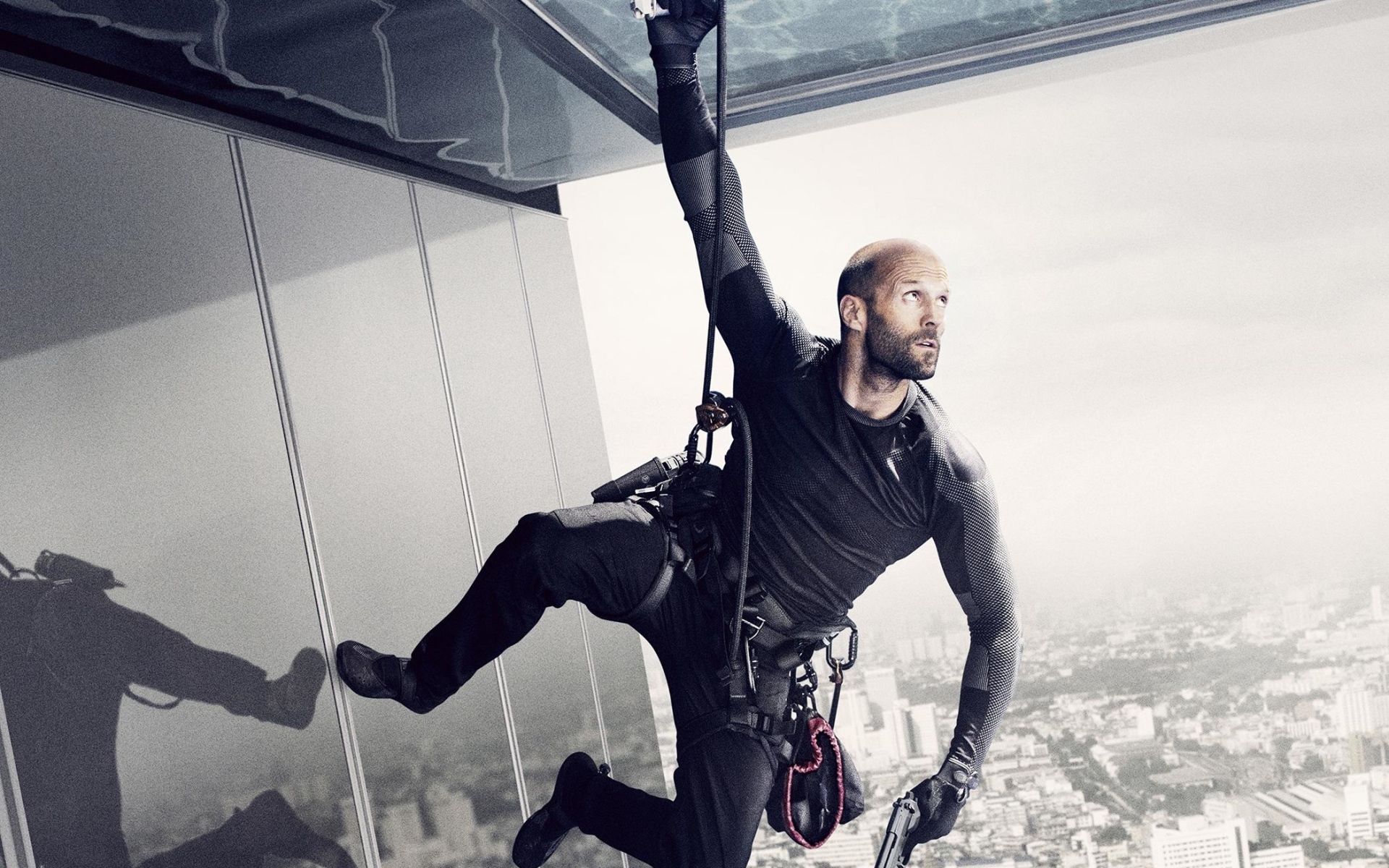 Артур Бишоп висит на страховке на стене фильм Механик Воскрешение 