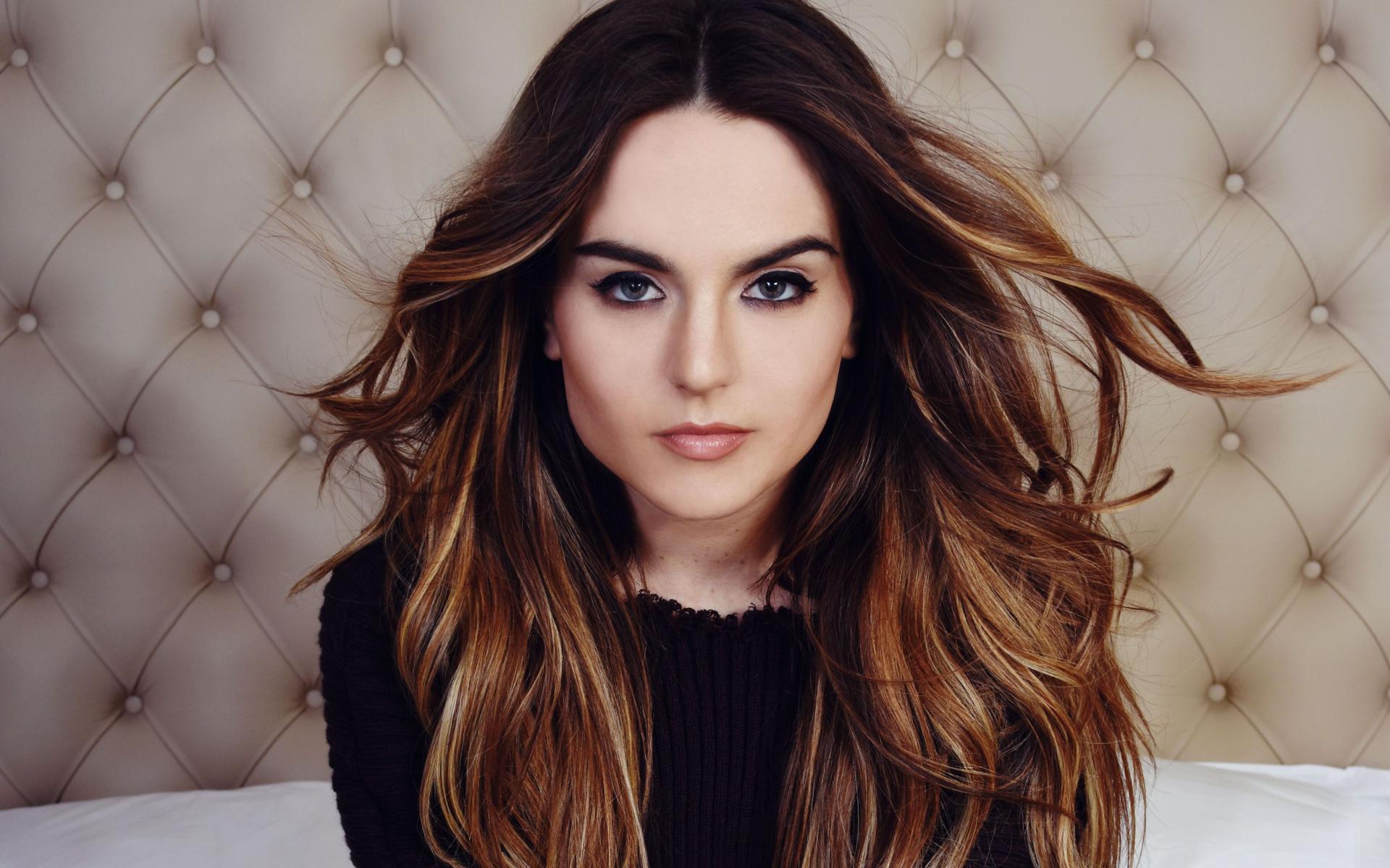 Американская певица Джоджо с длинными волосами