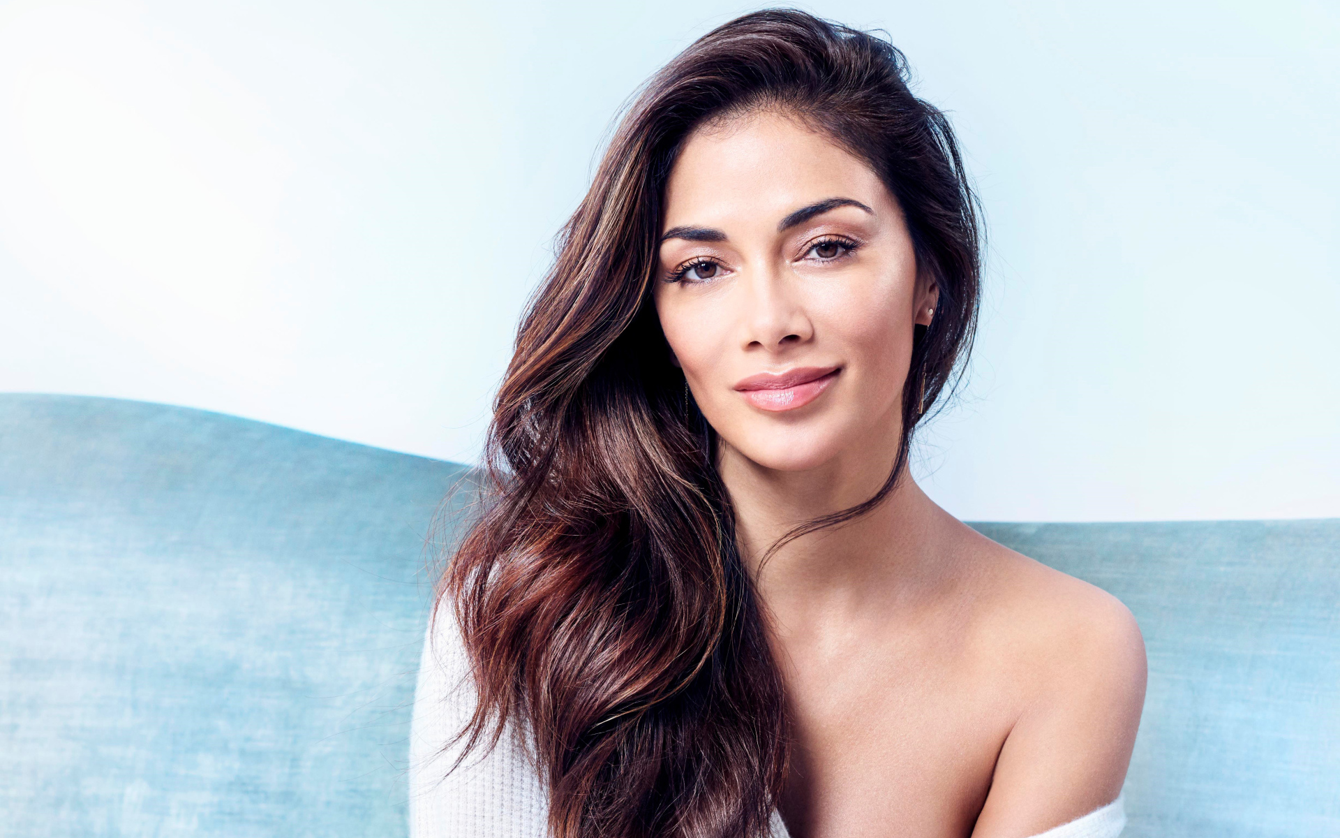 Американская певица брюнетка Николь Шерзингер